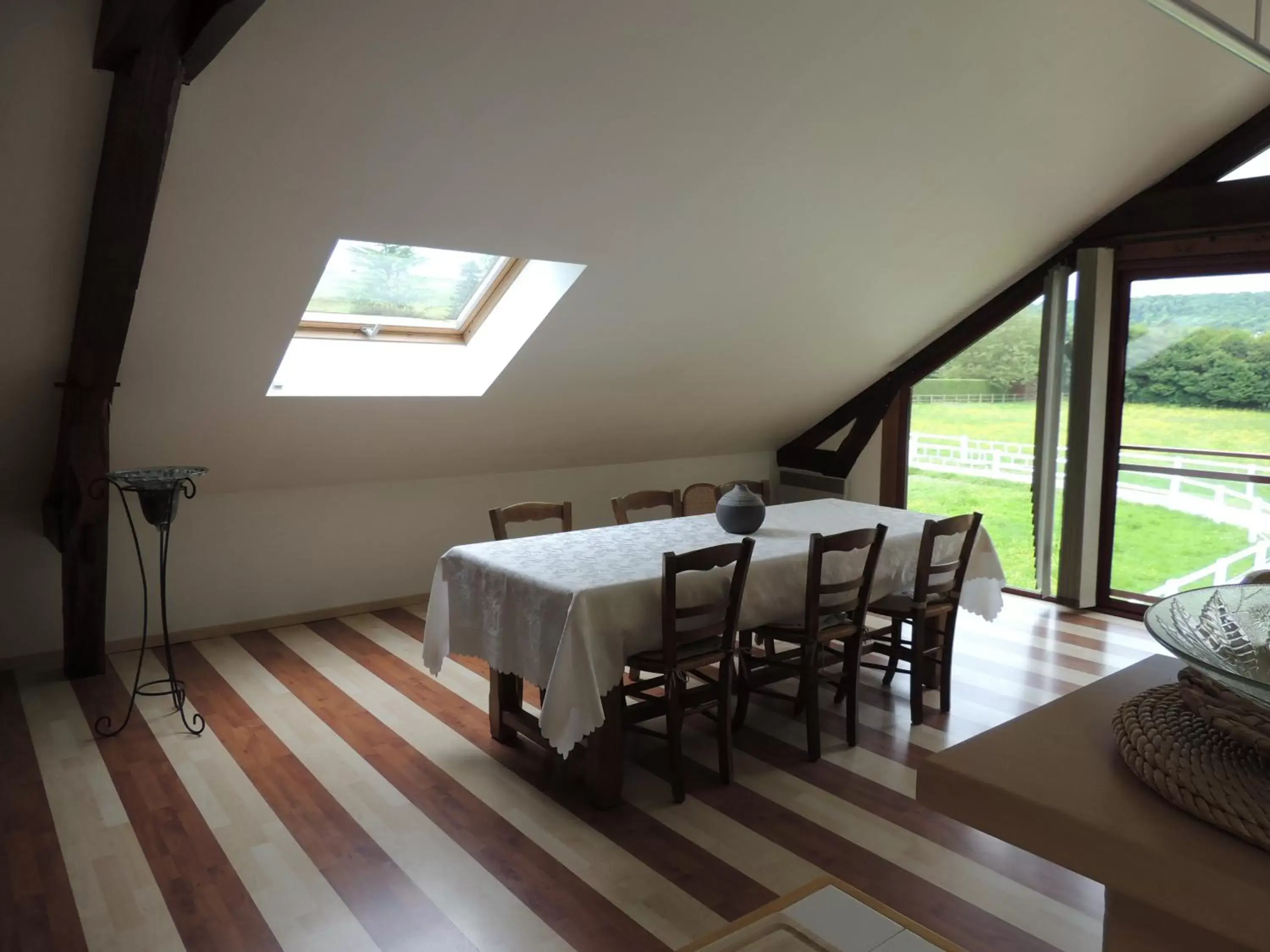 Dining Area in Chambre d'hôtes de Charleval