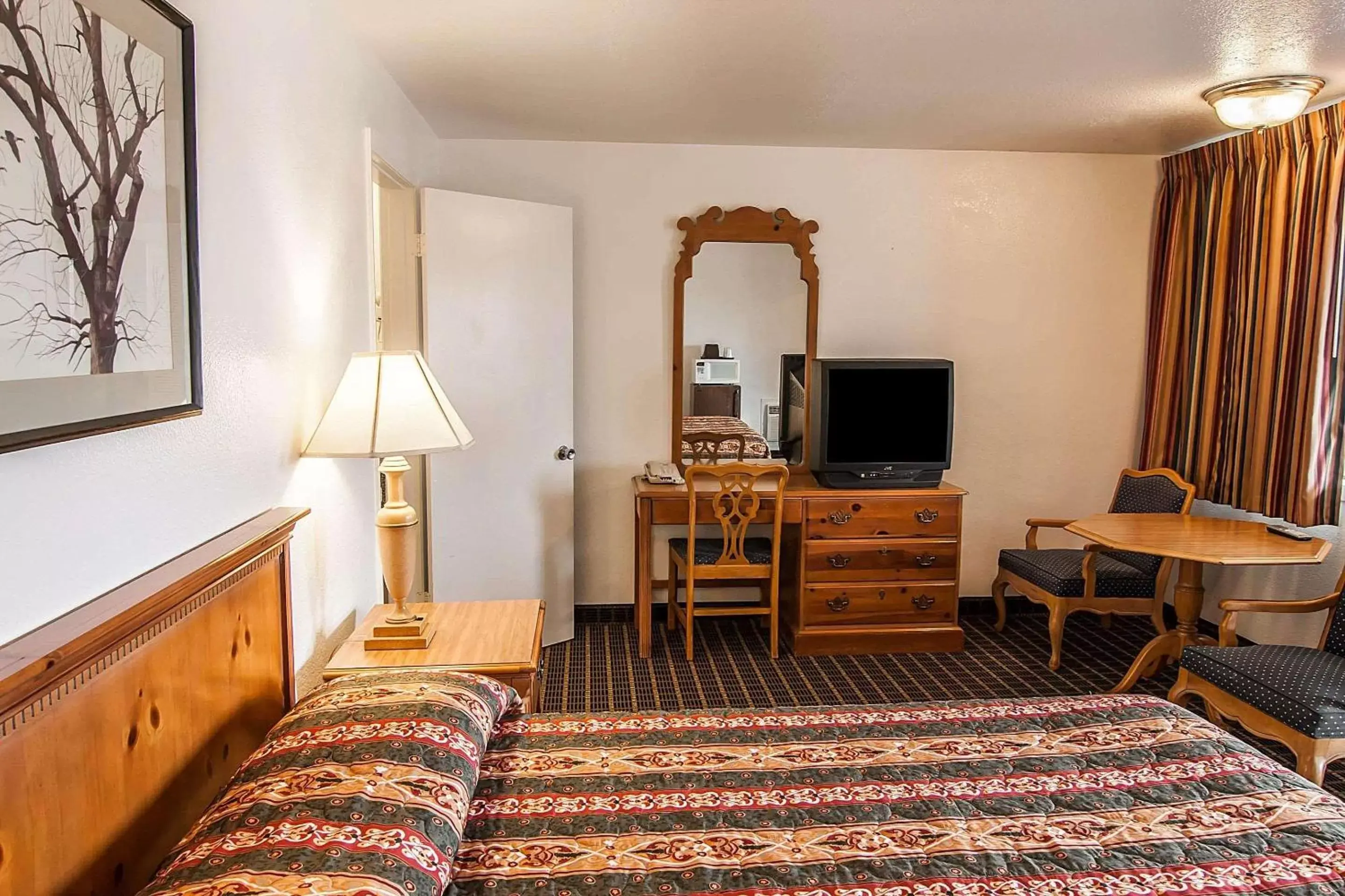 Photo of the whole room, TV/Entertainment Center in Rodeway Inn Albany