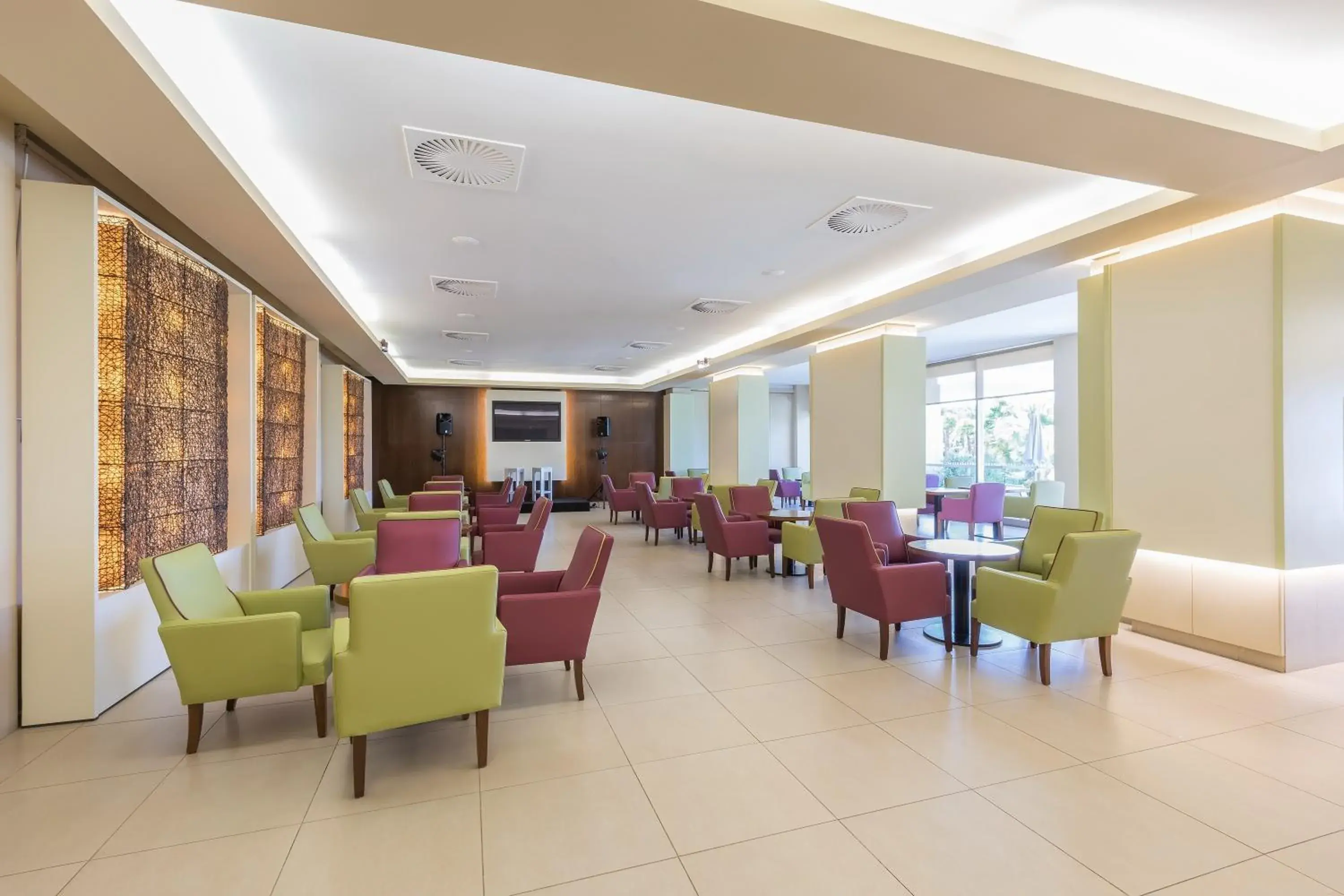 Lounge or bar, Restaurant/Places to Eat in NAU Sao Rafael Suites