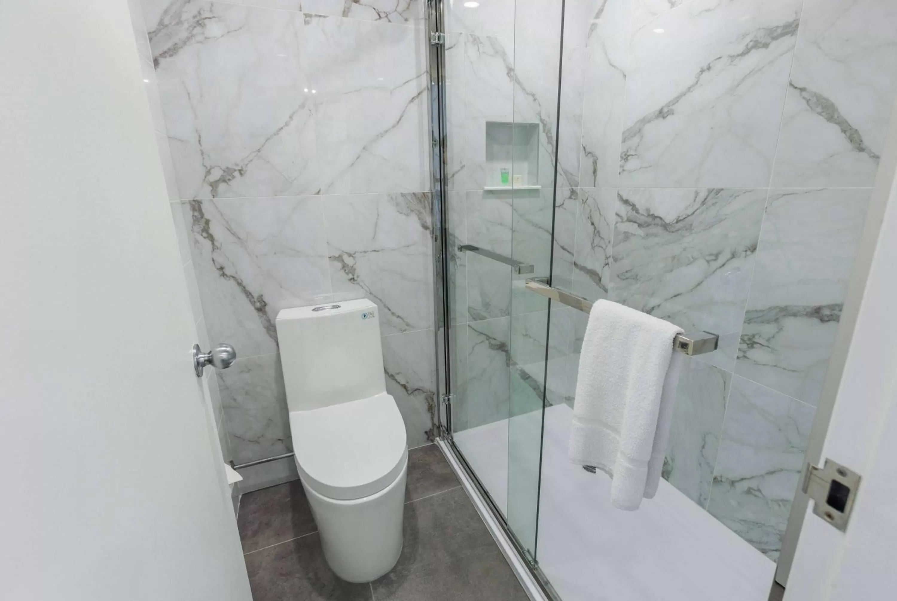 TV and multimedia in Travelodge by Wyndham Quebec City Hotel & Convention Centre