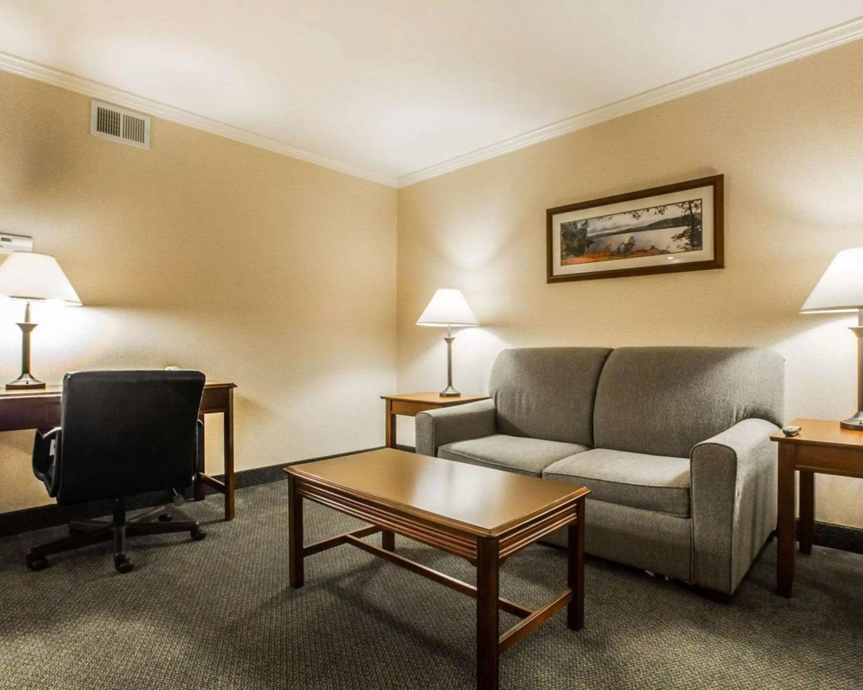 Photo of the whole room, Seating Area in Clarion Inn & Suites Lake George