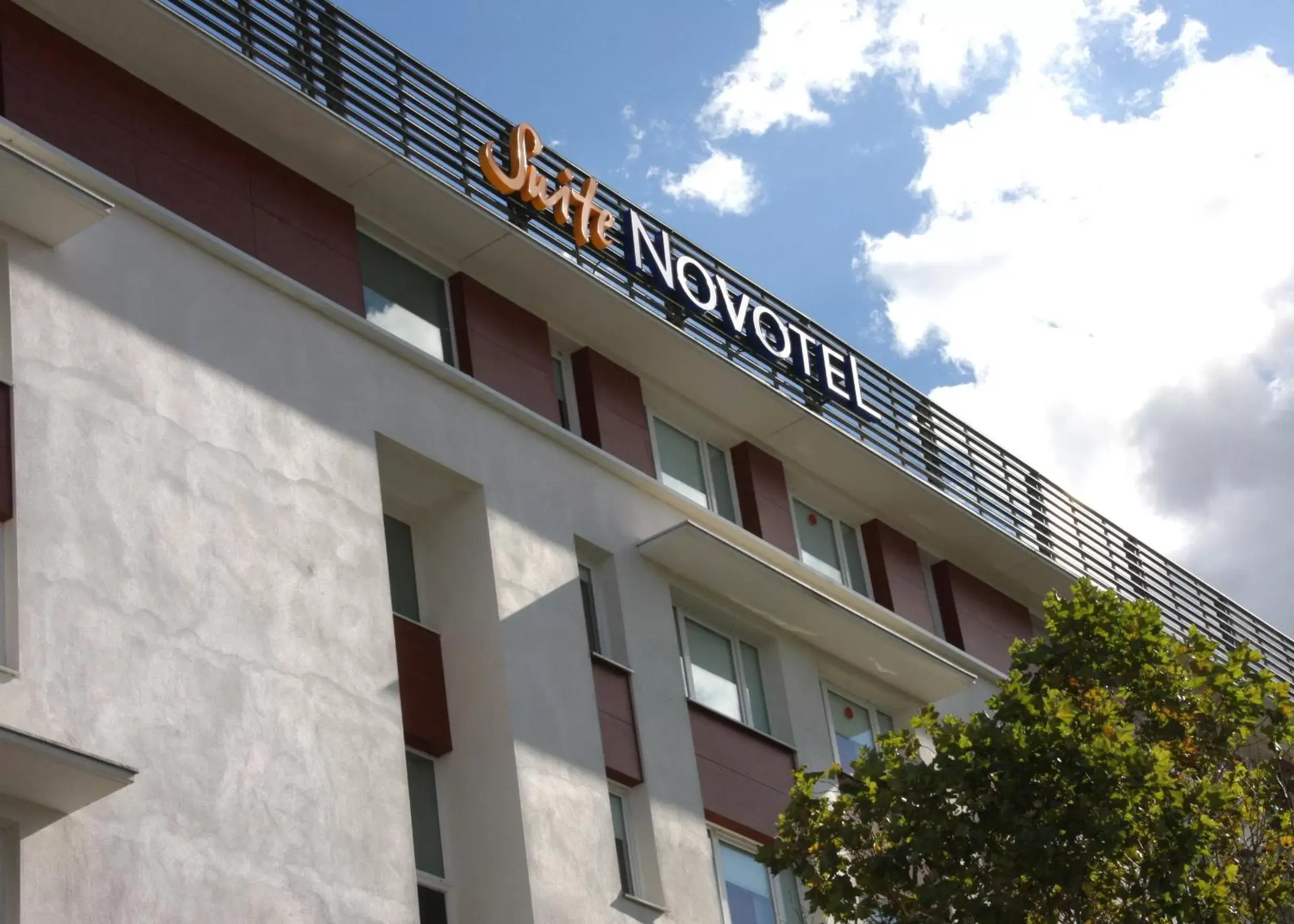 Facade/entrance, Property Building in Novotel Suites Clermont Ferrand Polydome