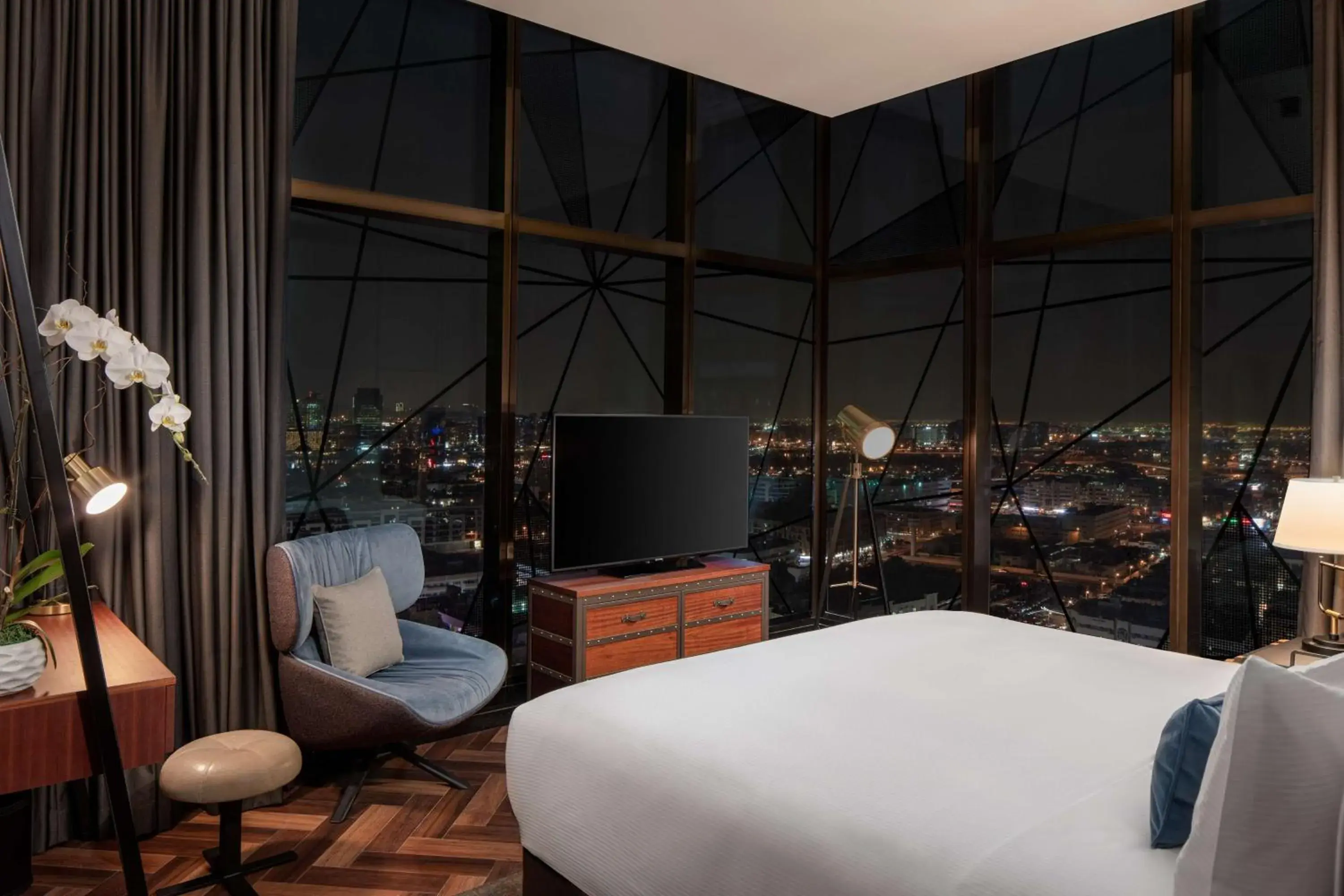 Bedroom, TV/Entertainment Center in DoubleTree by Hilton Dubai M Square Hotel & Residences