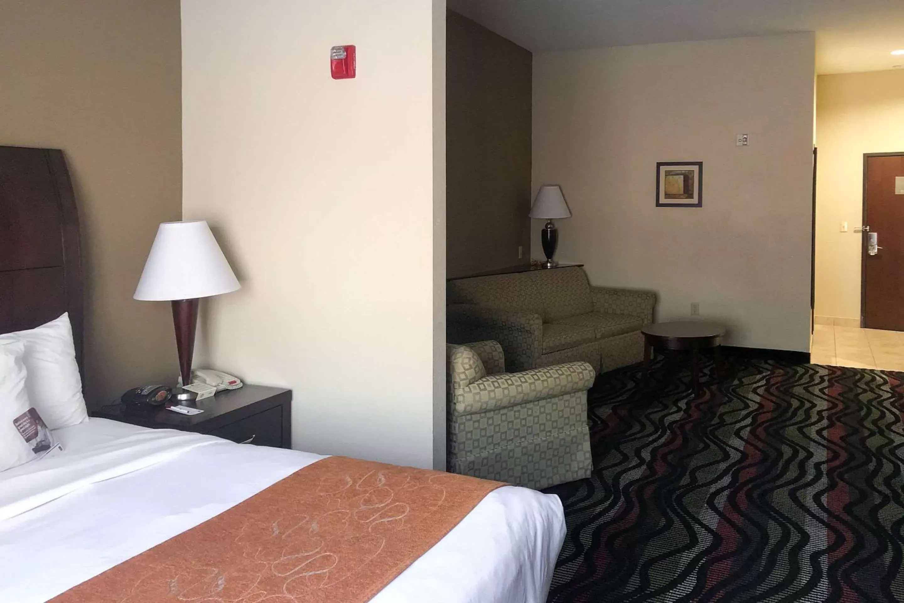 Photo of the whole room, Bed in Comfort Suites Beaumont I-10