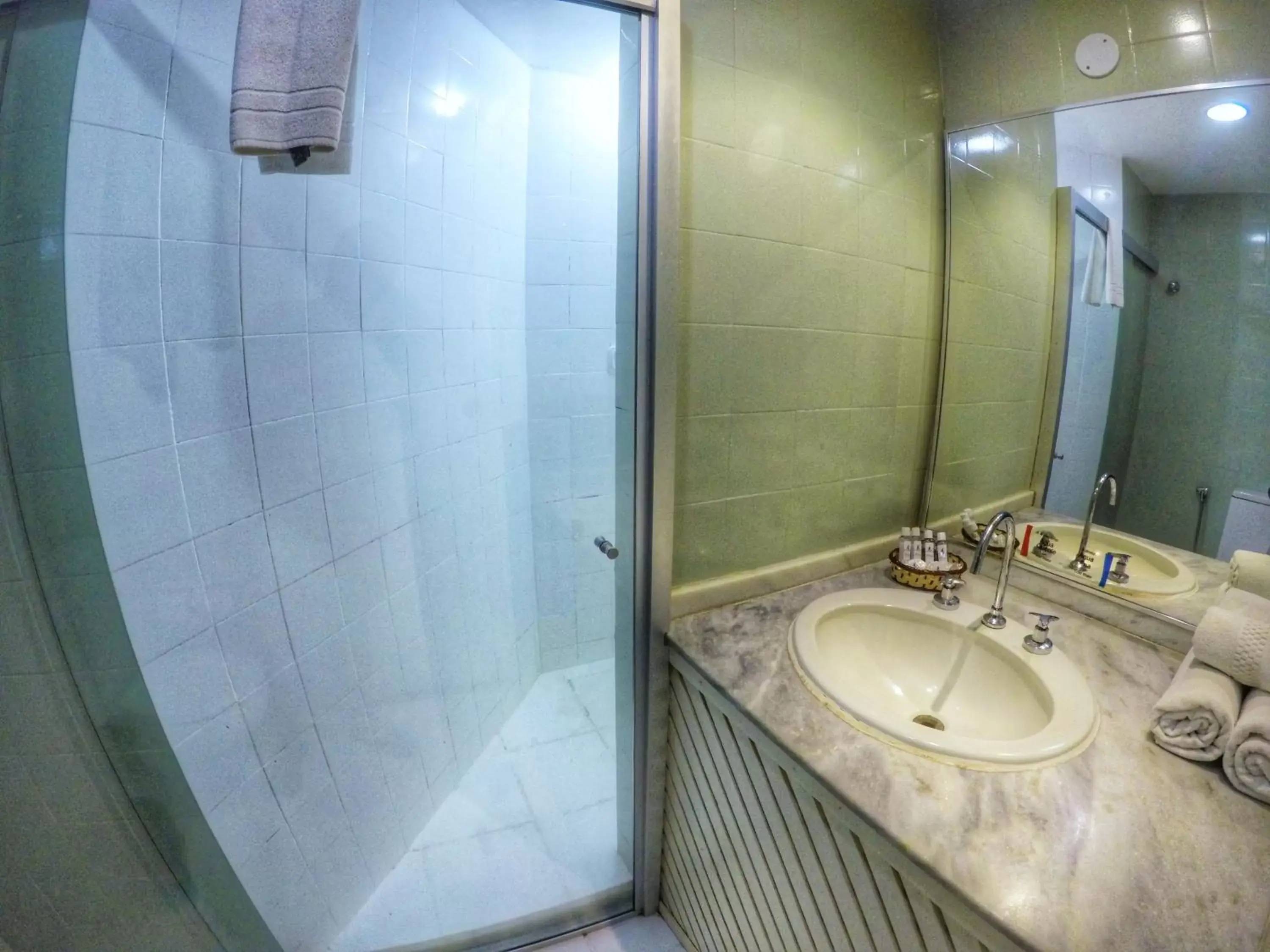 Shower, Bathroom in Portogalo Suite Hotel