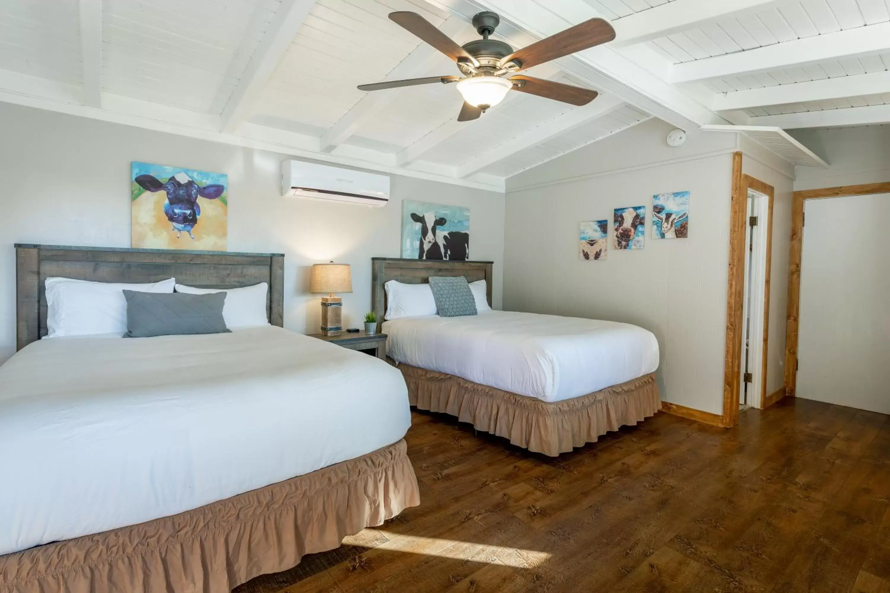 Bedroom, Bed in Apple Tree Inn Bedroom, Bed in Apple Tree Inn