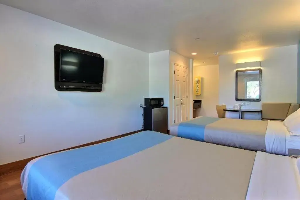 Communal lounge/ TV room, Bed in Motel 6-Rockport, TX