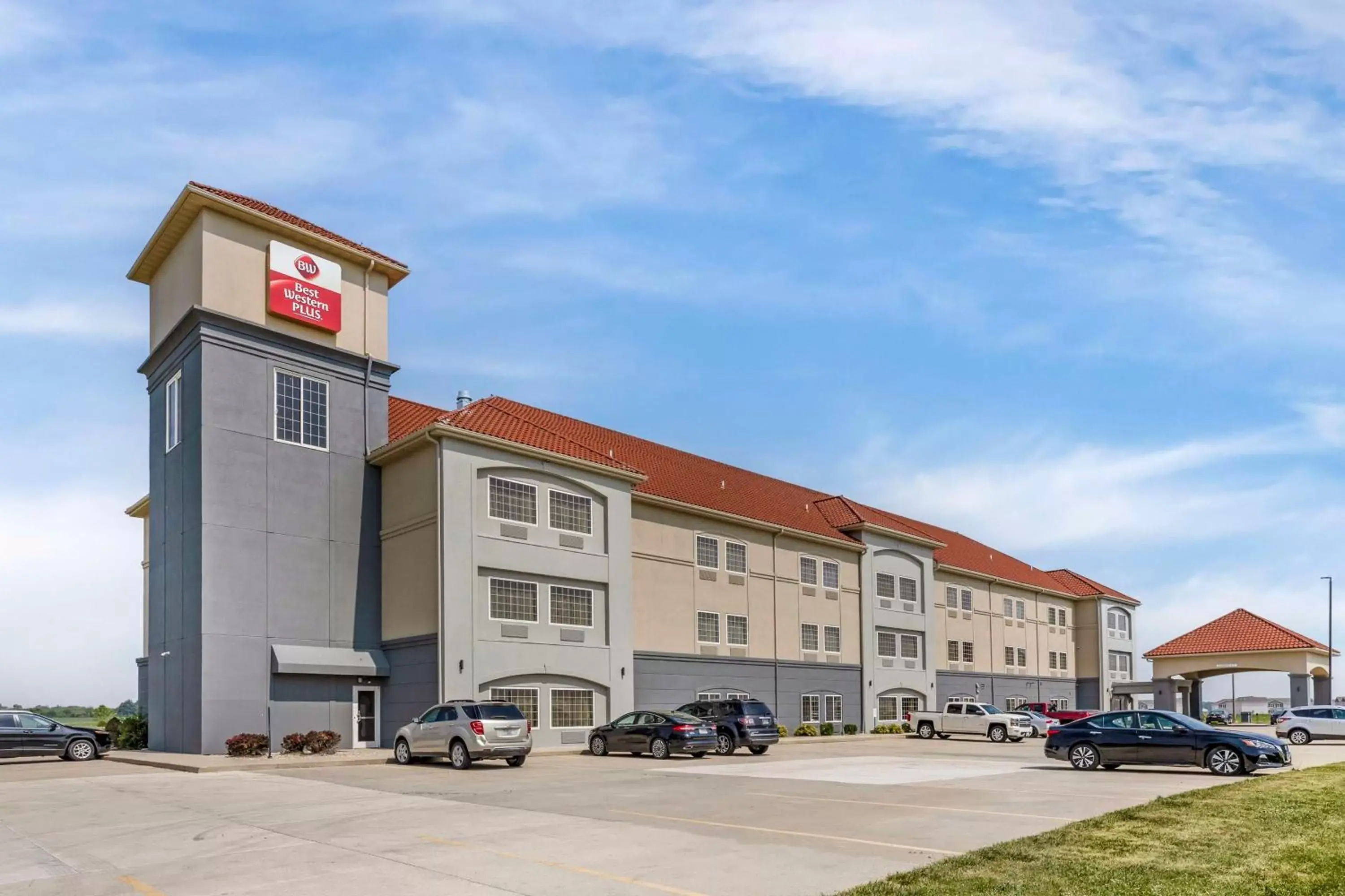 Property Building in Best Western Plus MidAmerica Hotel