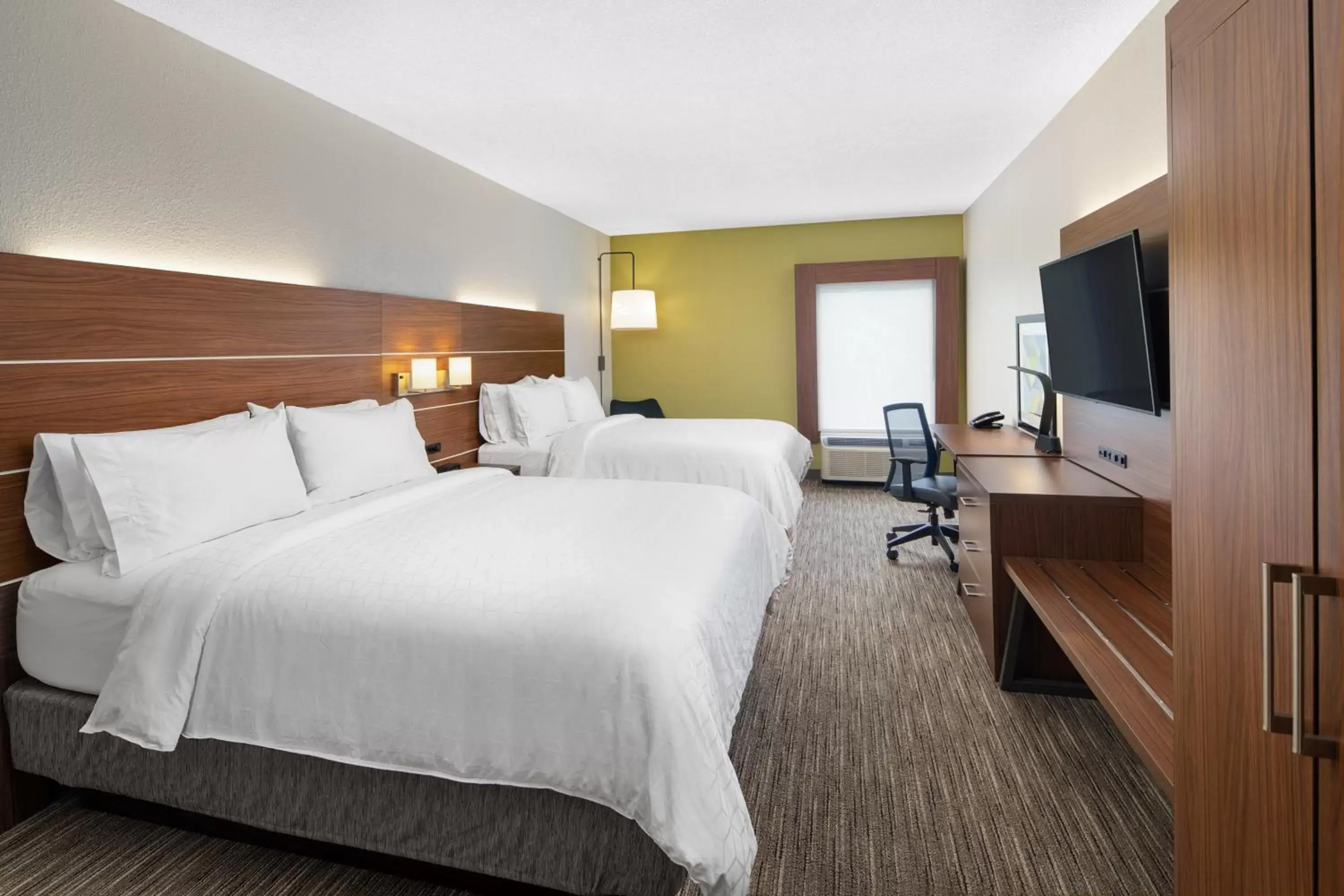 Bed in Holiday Inn Express Statesboro, an IHG Hotel