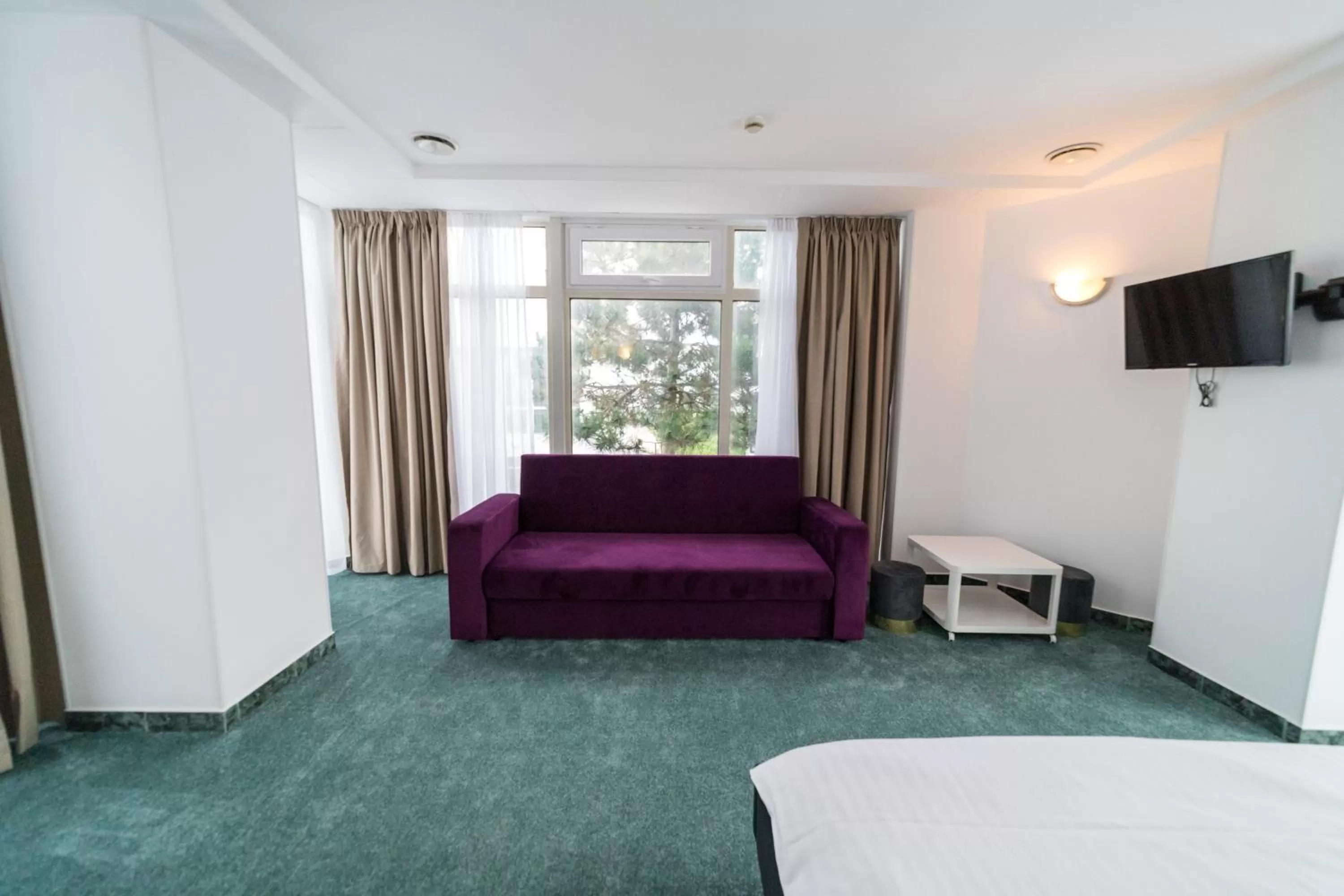 Bed, Seating Area in Avenue Palm Eforie - Avenue Hotels