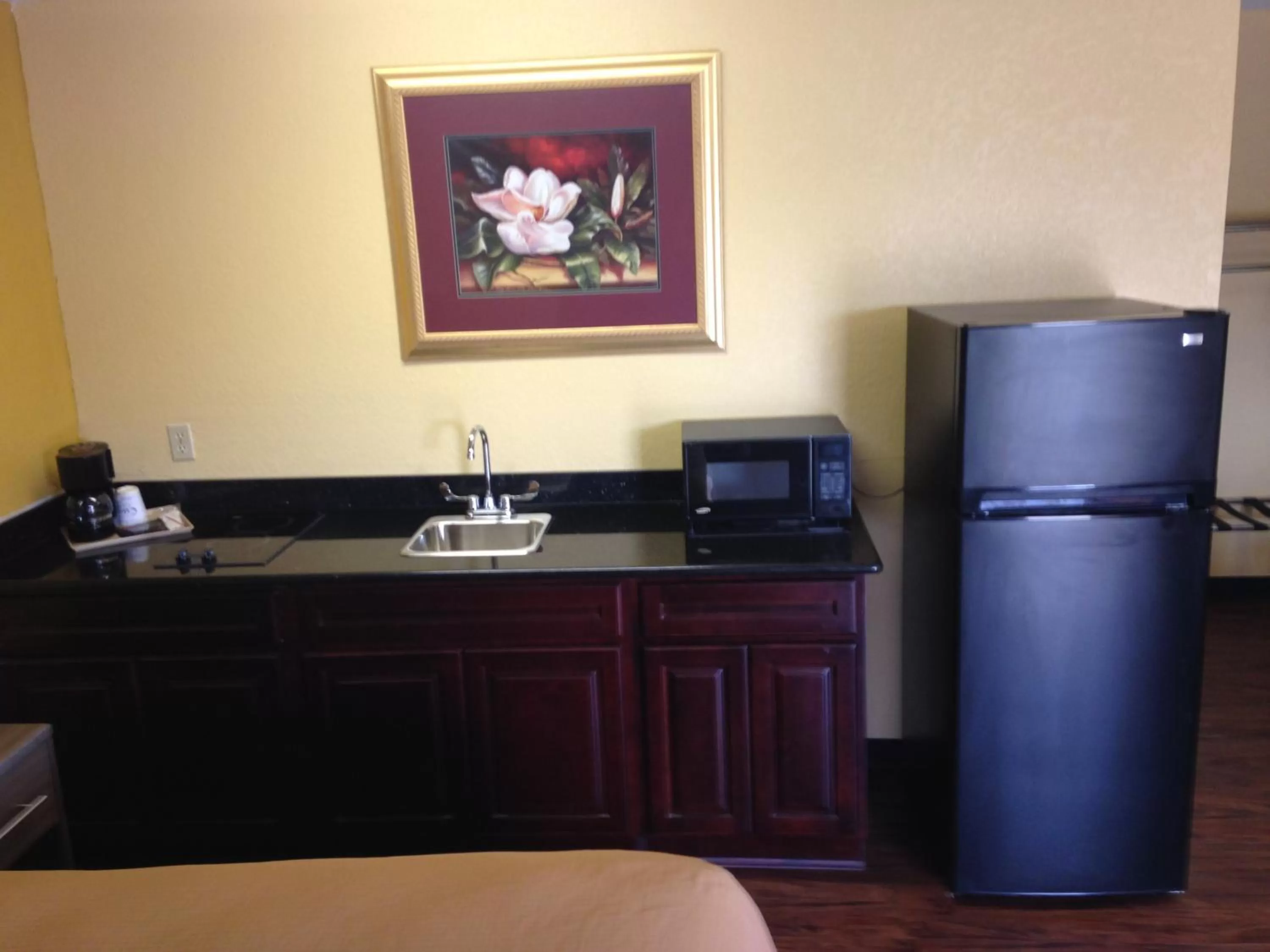 Kitchen or kitchenette in Village Inn Cotulla