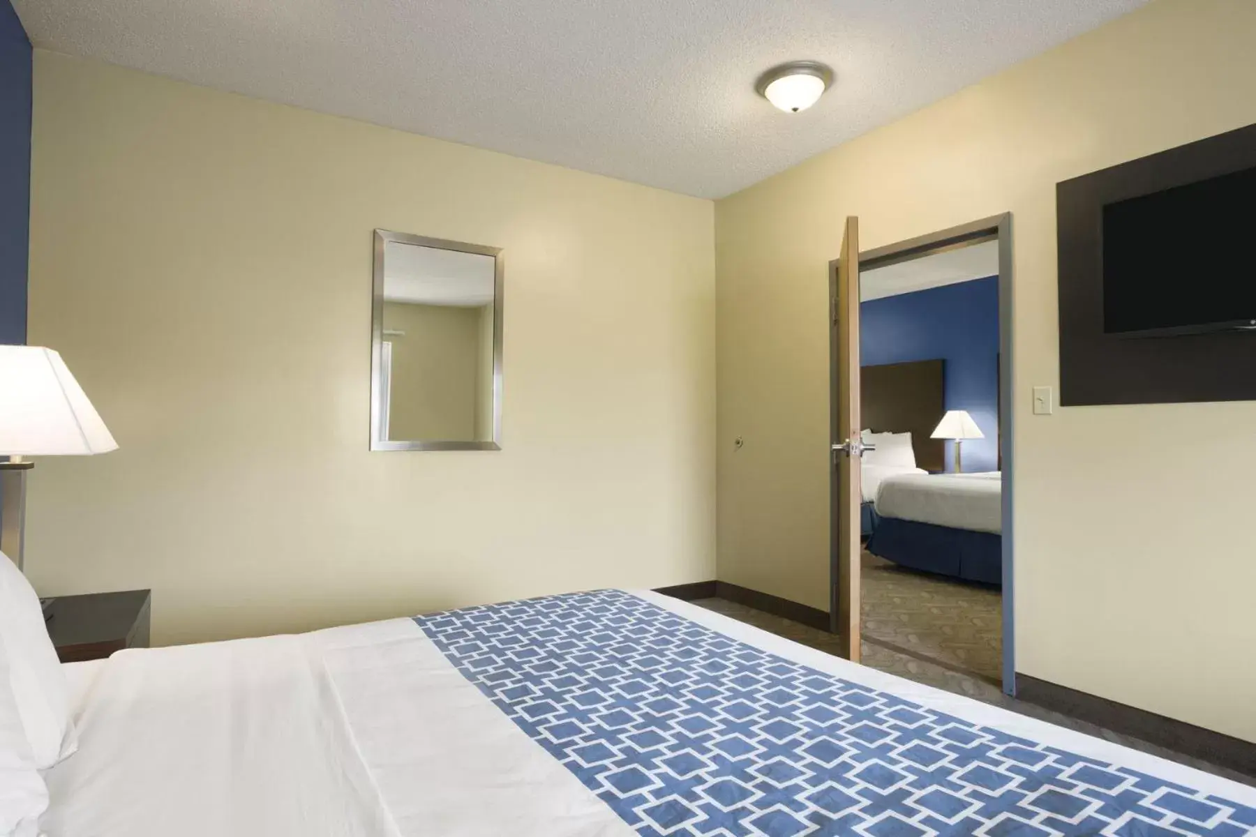 Bedroom, Bed in Days Inn & Suites by Wyndham Cherry Hill - Philadelphia