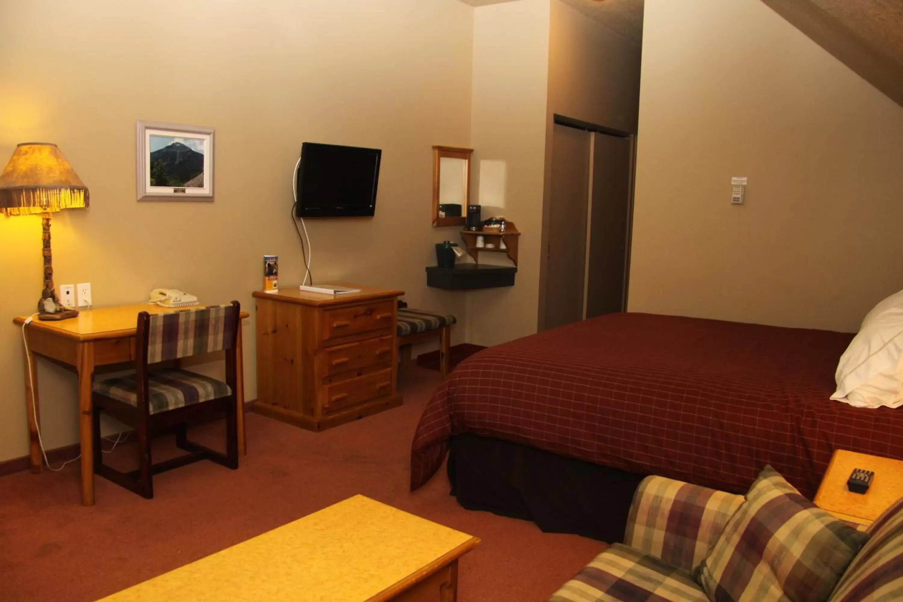 TV and multimedia, Bed in Waterton Lakes Lodge Resort