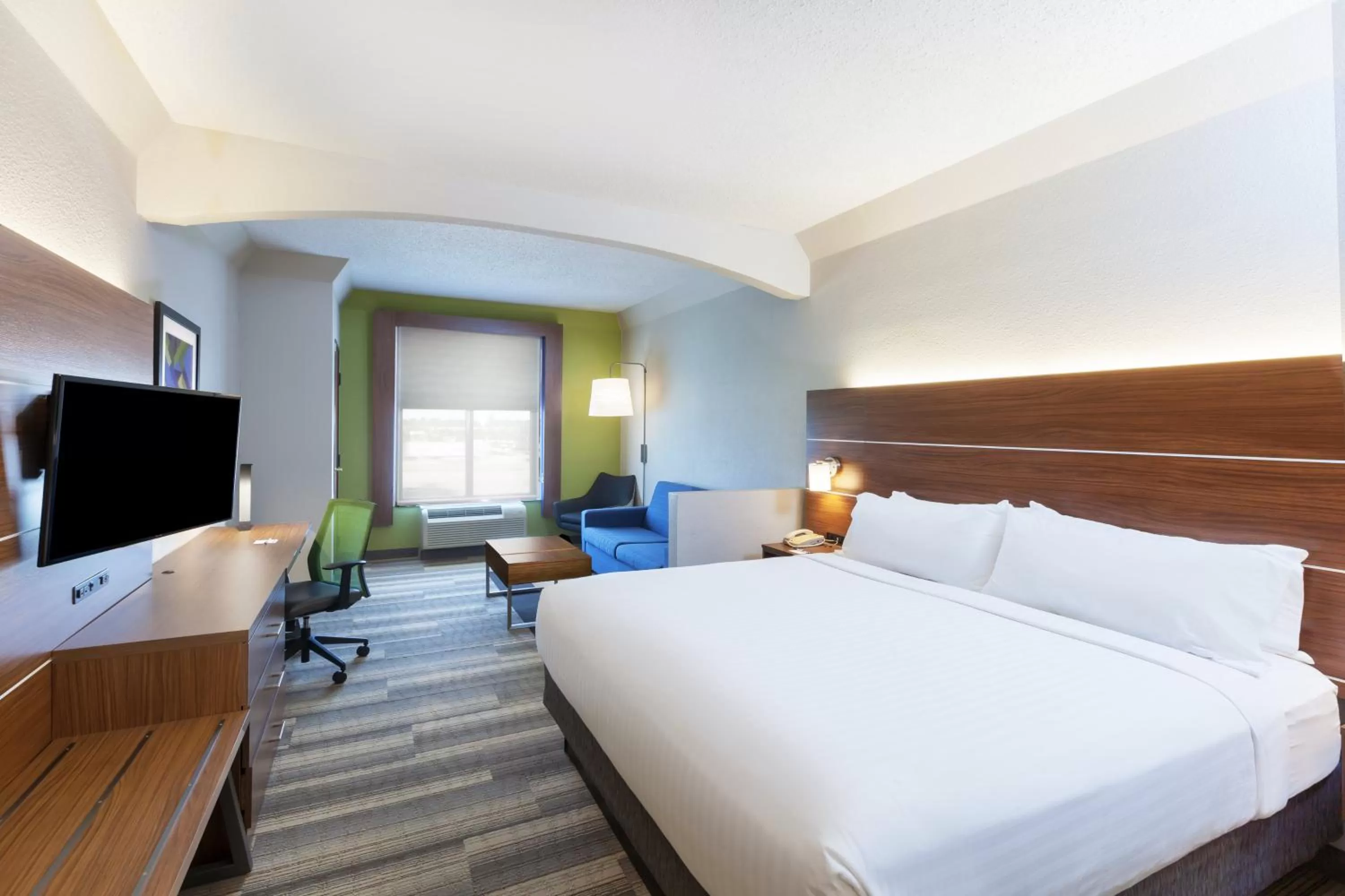 Photo of the whole room, Bed in Holiday Inn Express & Suites Houston - Memorial Park Area by IHG
