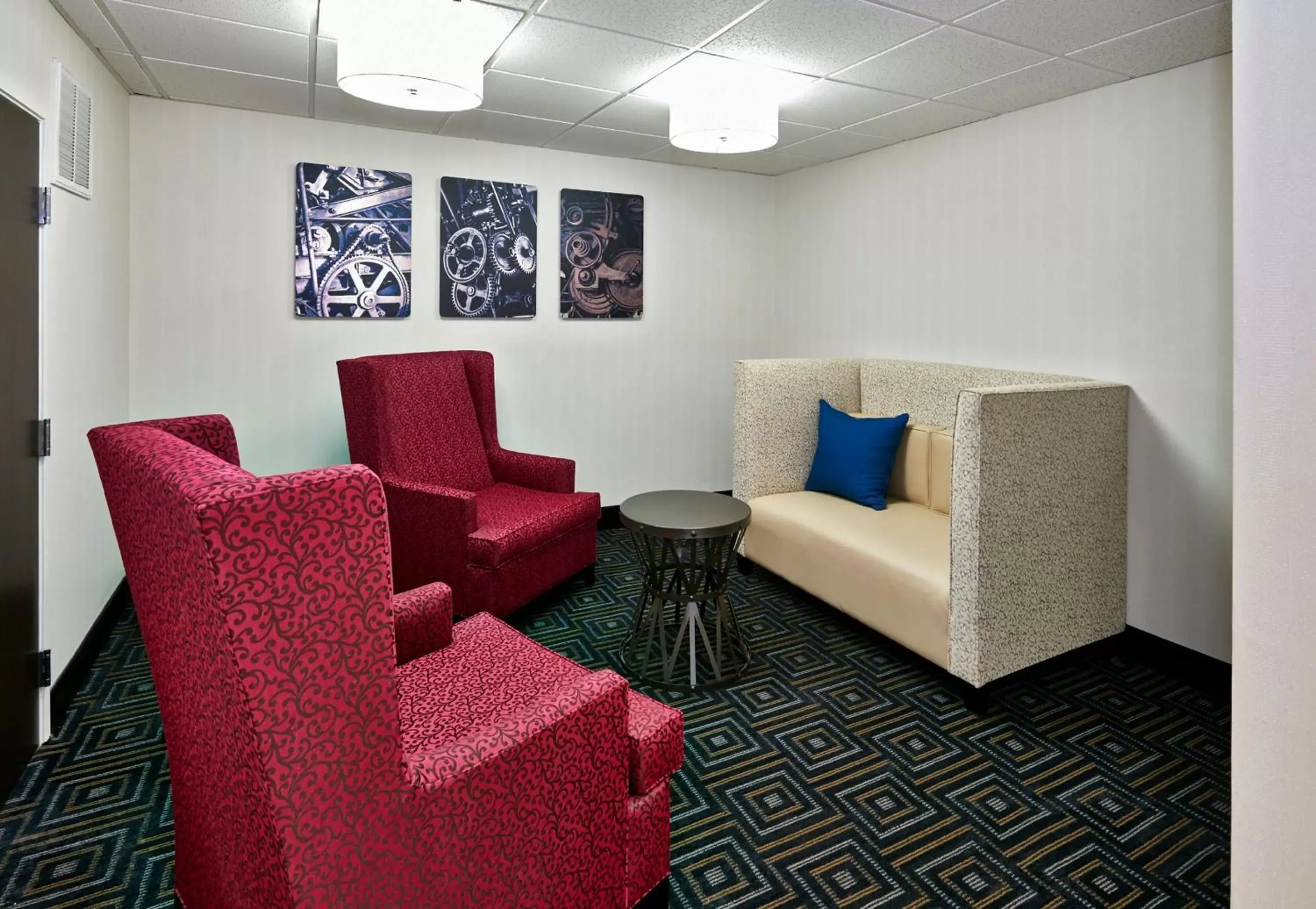Lobby or reception, Seating Area in Holiday Inn Express & Suites Birmingham South - Pelham, an IHG Hotel
