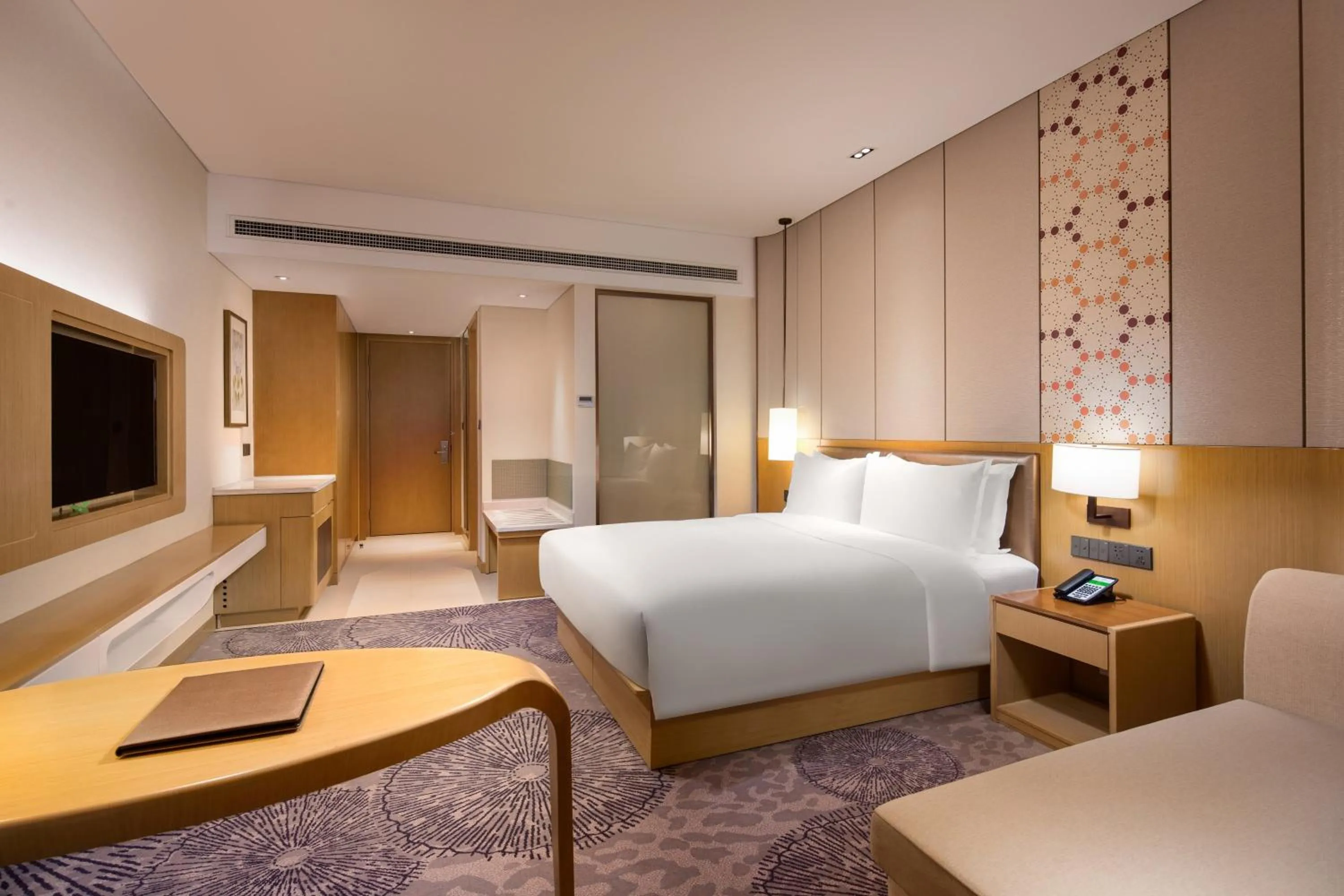Photo of the whole room, Bed in Holiday Inn Tianjin Xiqing by IHG