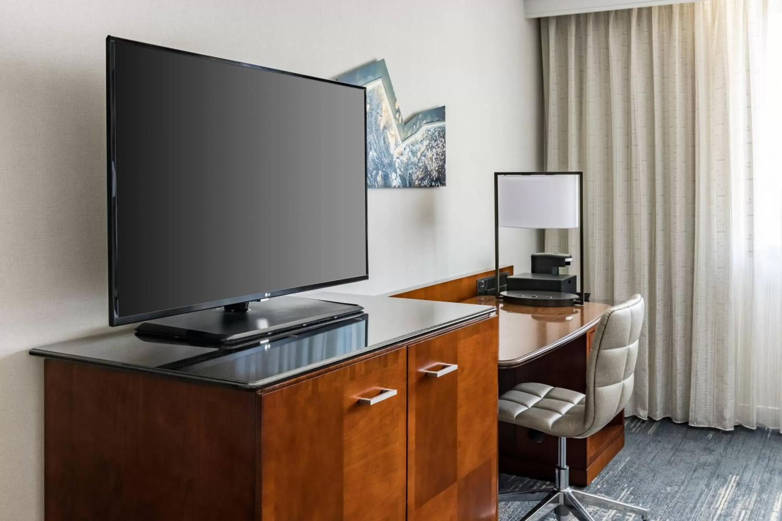 Photo of the whole room, TV/Entertainment Center in Richmond Marriott