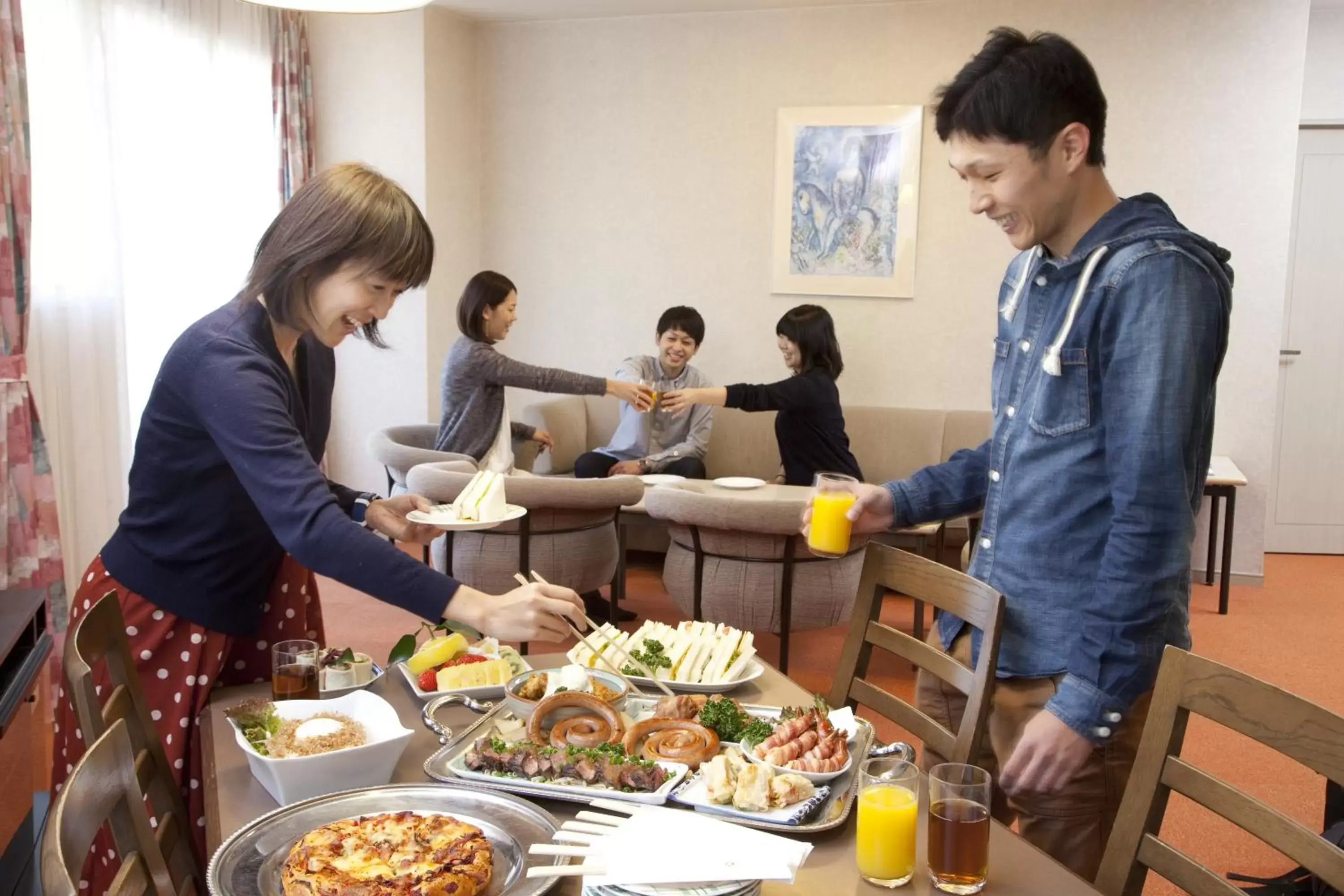 group of guests in Luxze Hitotsuba/Cottage Himuka