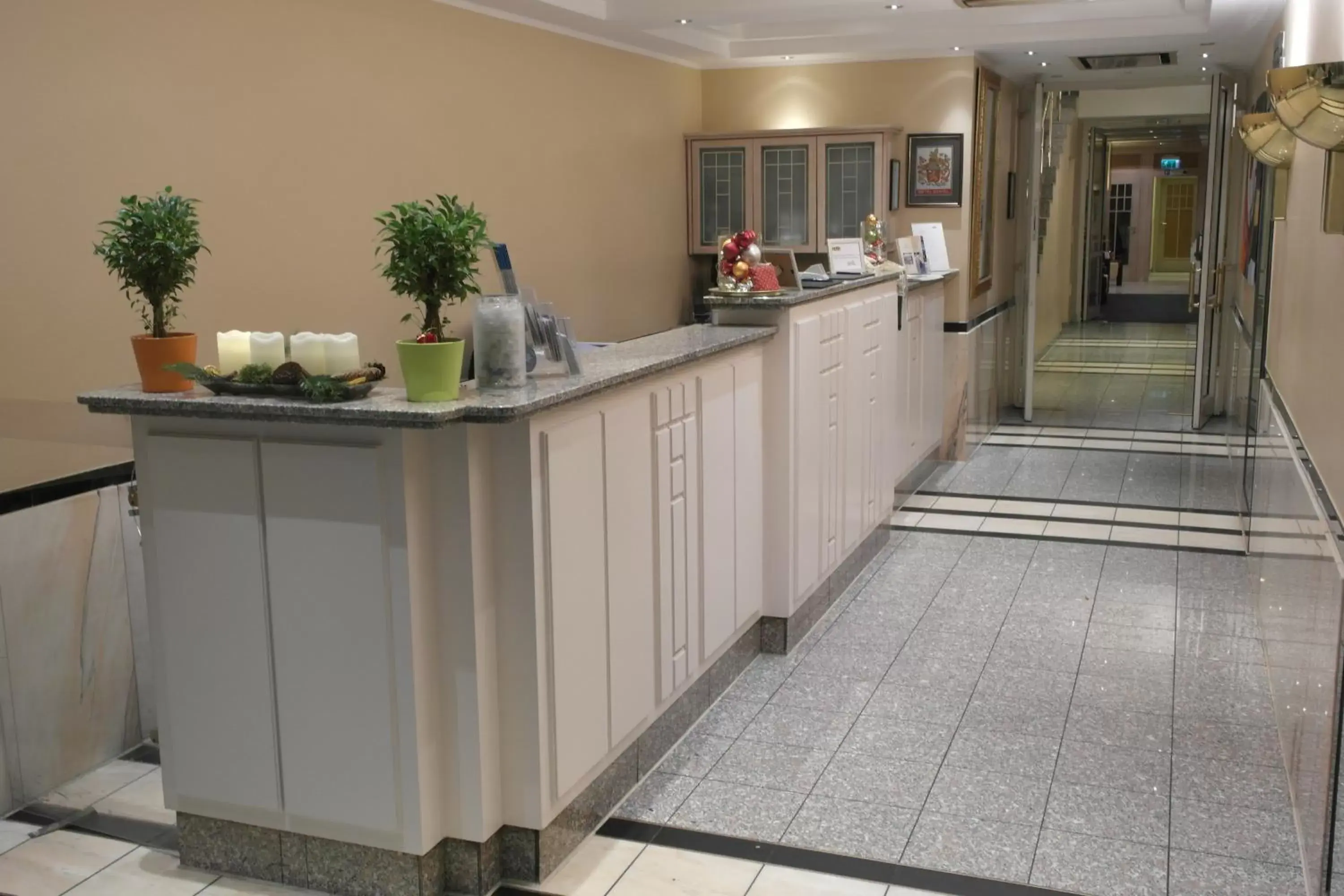 Lobby or reception, Kitchen/Kitchenette in Hotel Daniel
