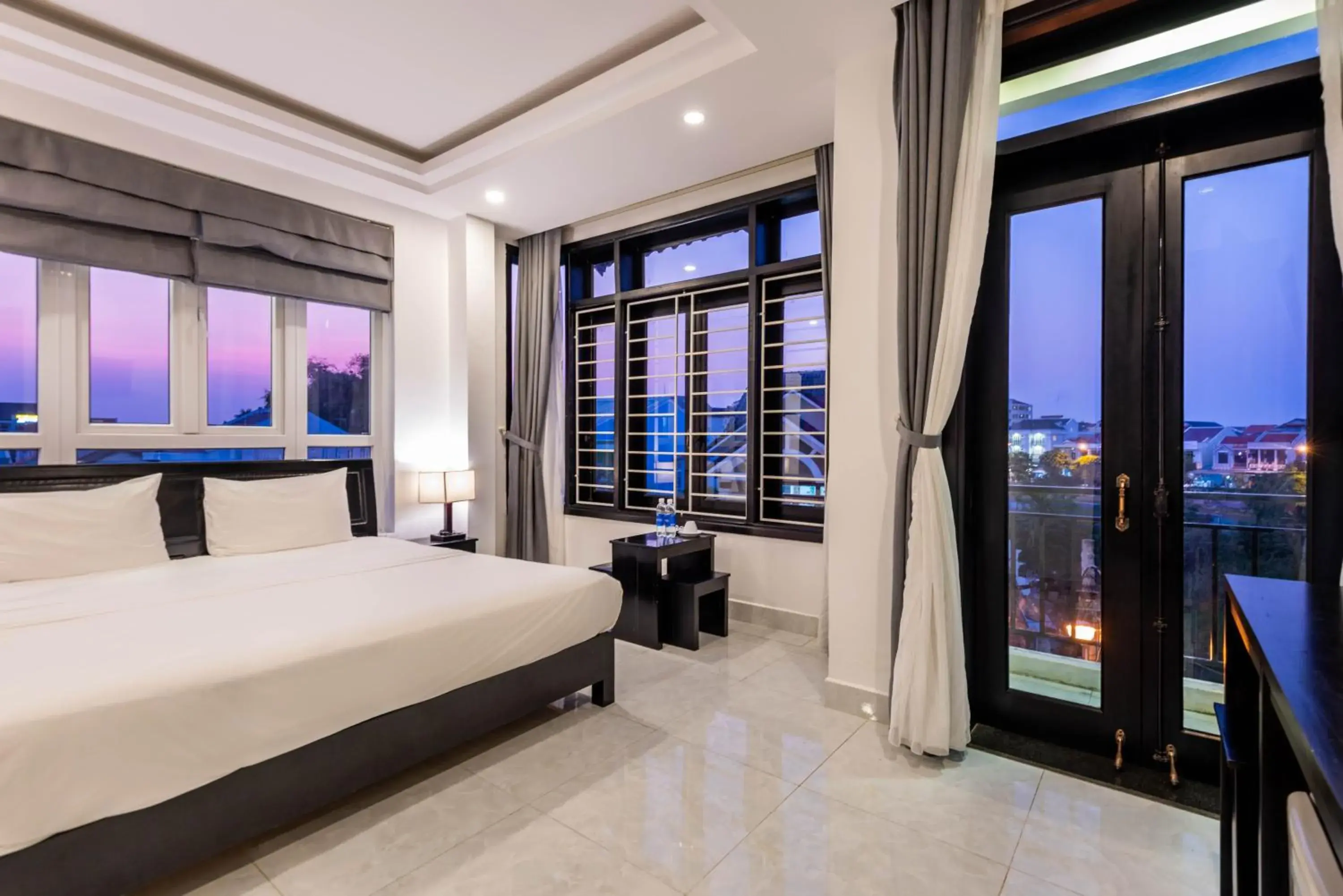 Spring, Bed in Flamingo Villa Homestay - Big Rooms with Balcony - Close to Hoi An Old Town 200m & Temple Bridge - Large Outside Pool for Sun Bathing Spring, Bed in Flamingo Villa Homestay - Big Rooms with Balcony - Close to Hoi An Old Town 200m & Temple Bridge - Large Outside Pool for Sun Bathing