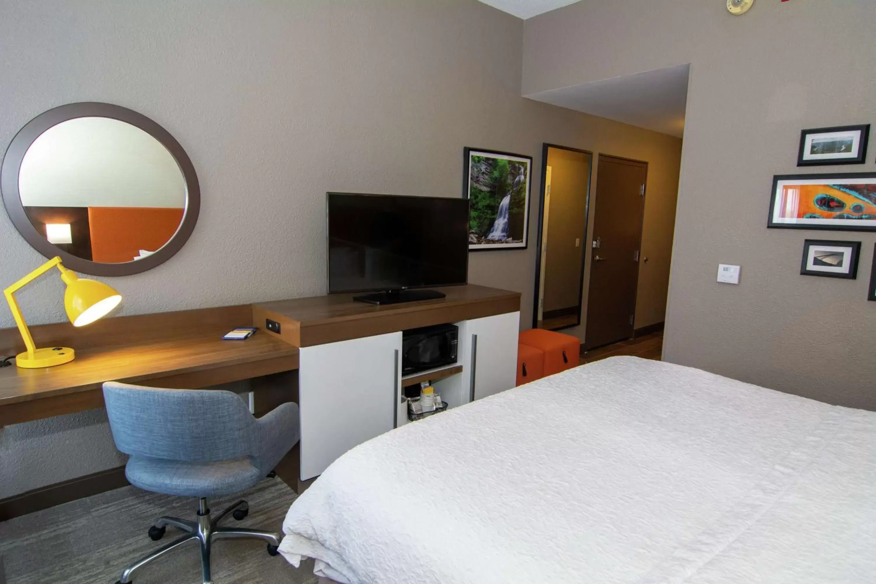 Bed in Hampton Inn Summersville Bed in Hampton Inn Summersville