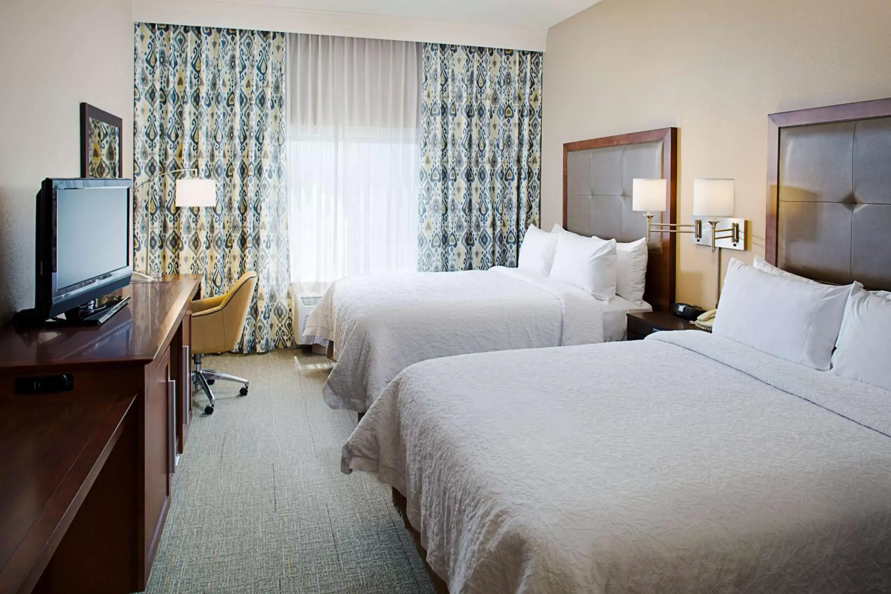 Bed in Hampton Inn & Suites Palmdale