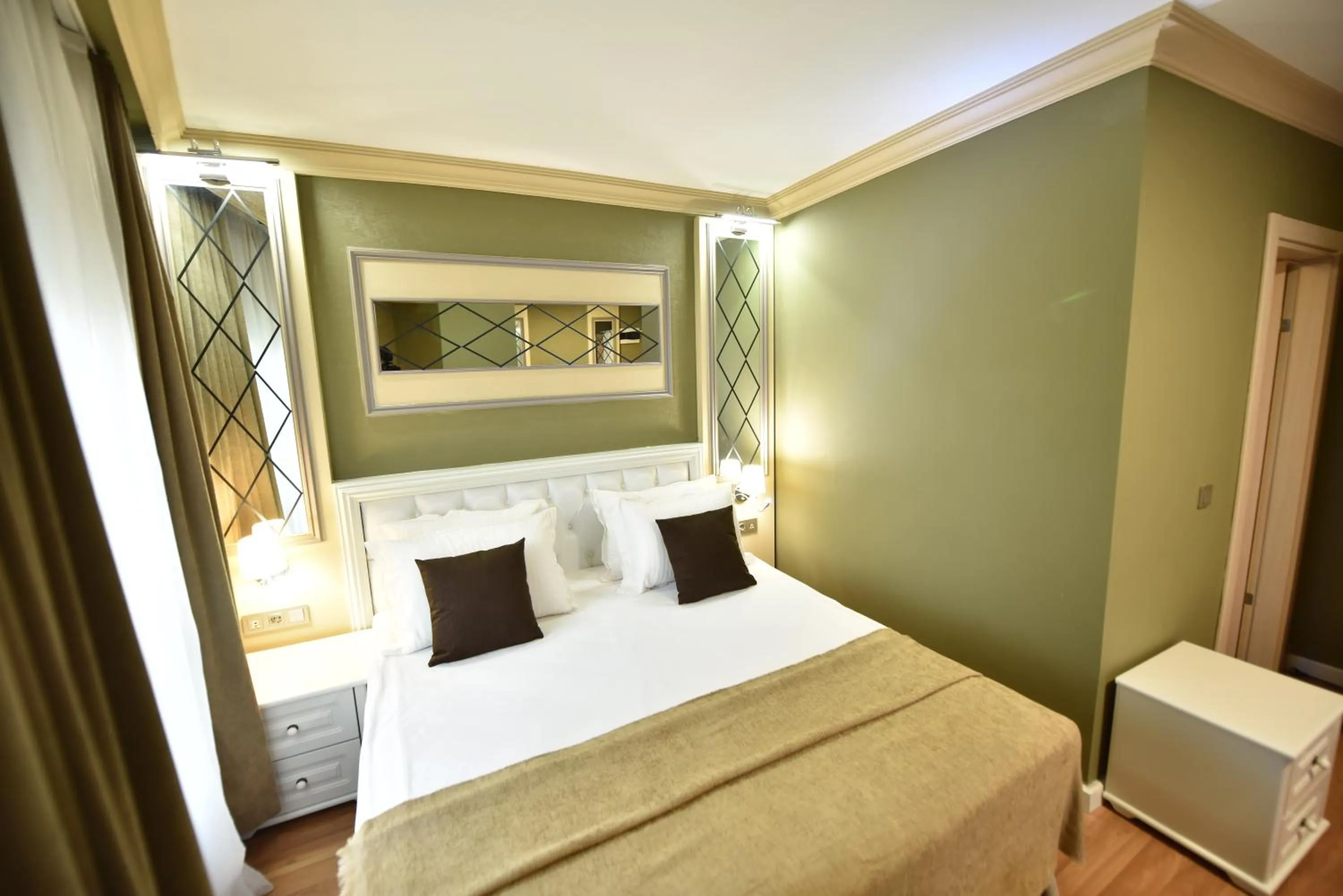 Photo of the whole room, Bed in Sunlight Hotel