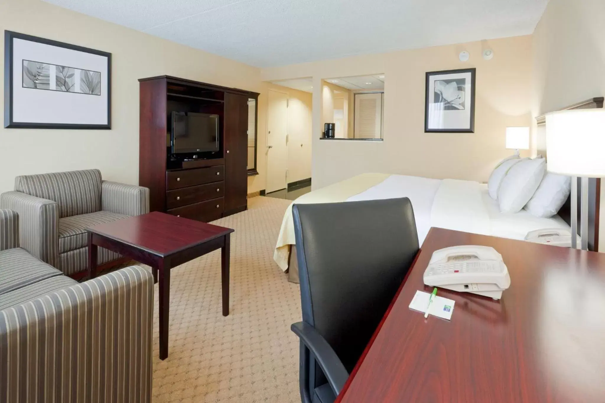 Photo of the whole room, Seating Area in Holiday Inn South Plainfield-Piscataway, an IHG Hotel