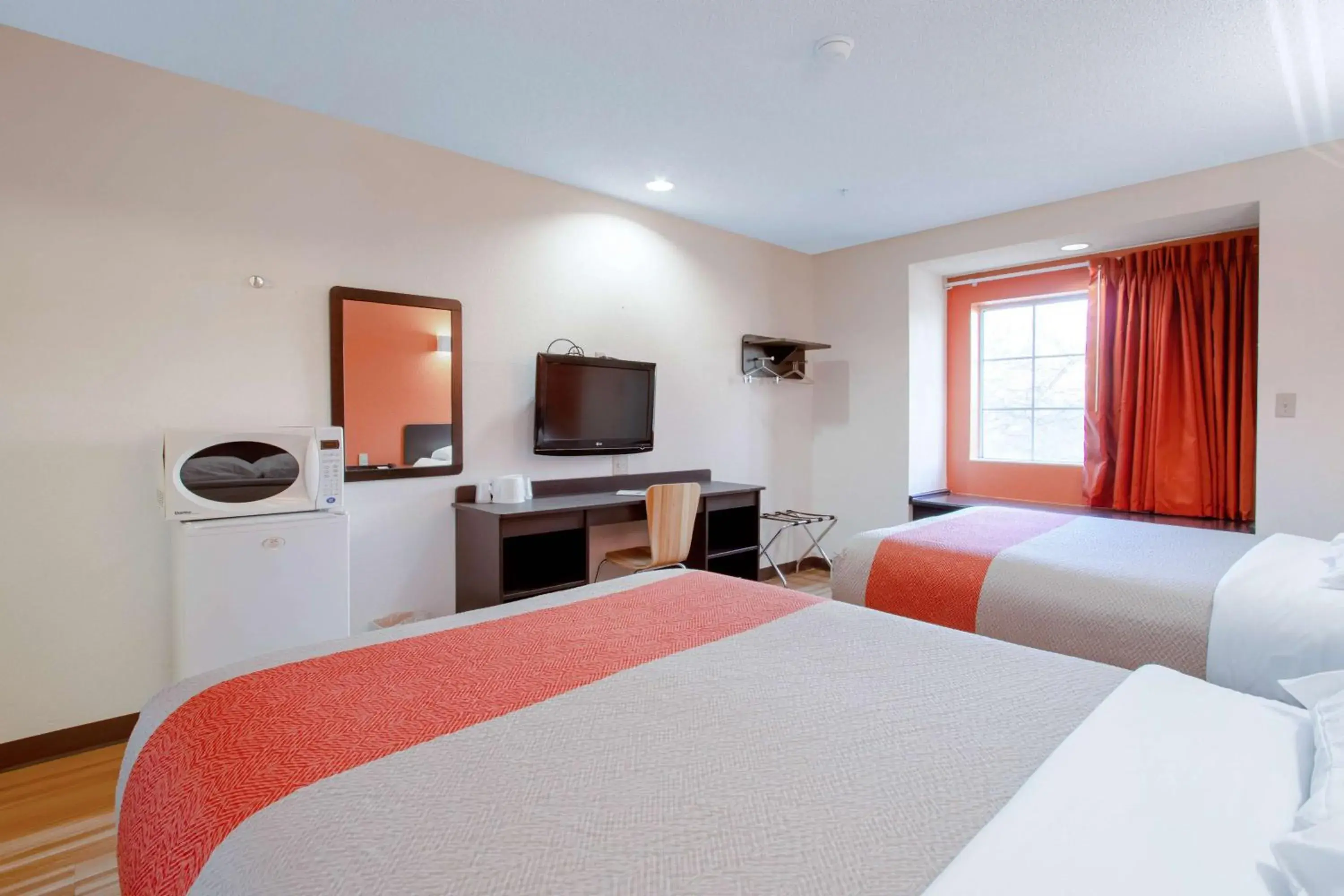 TV and multimedia, Bed in Motel 6-El Paso, TX - Southeast