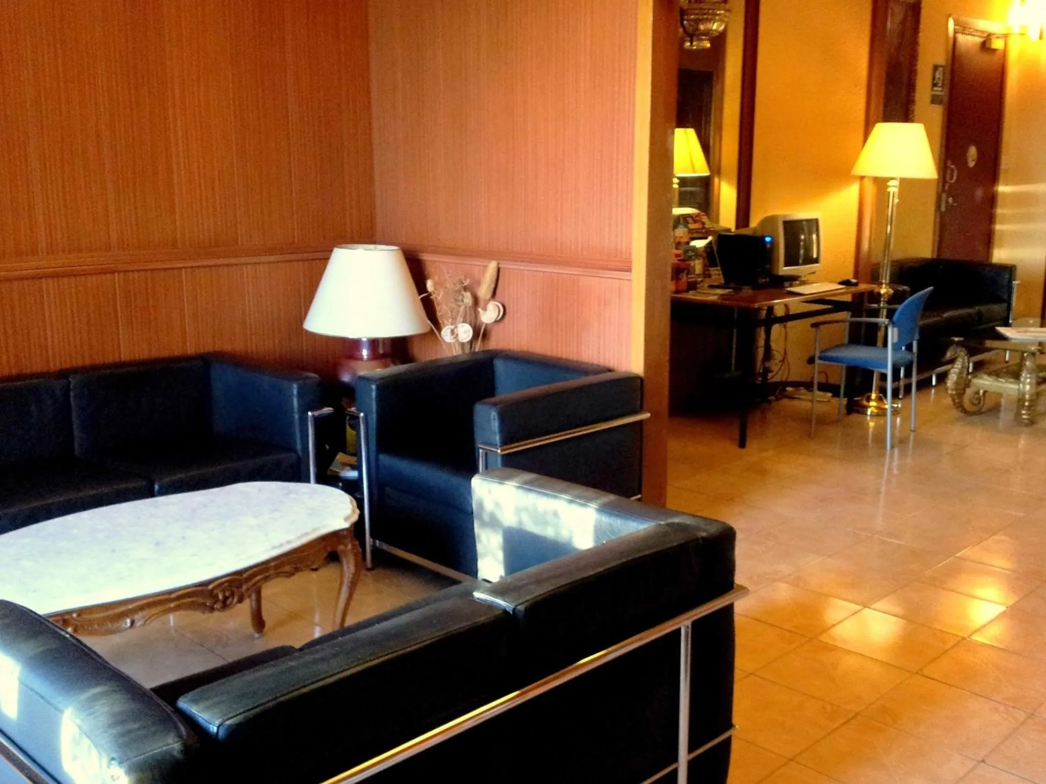 Communal lounge/ TV room in Hotel Toledano Ramblas