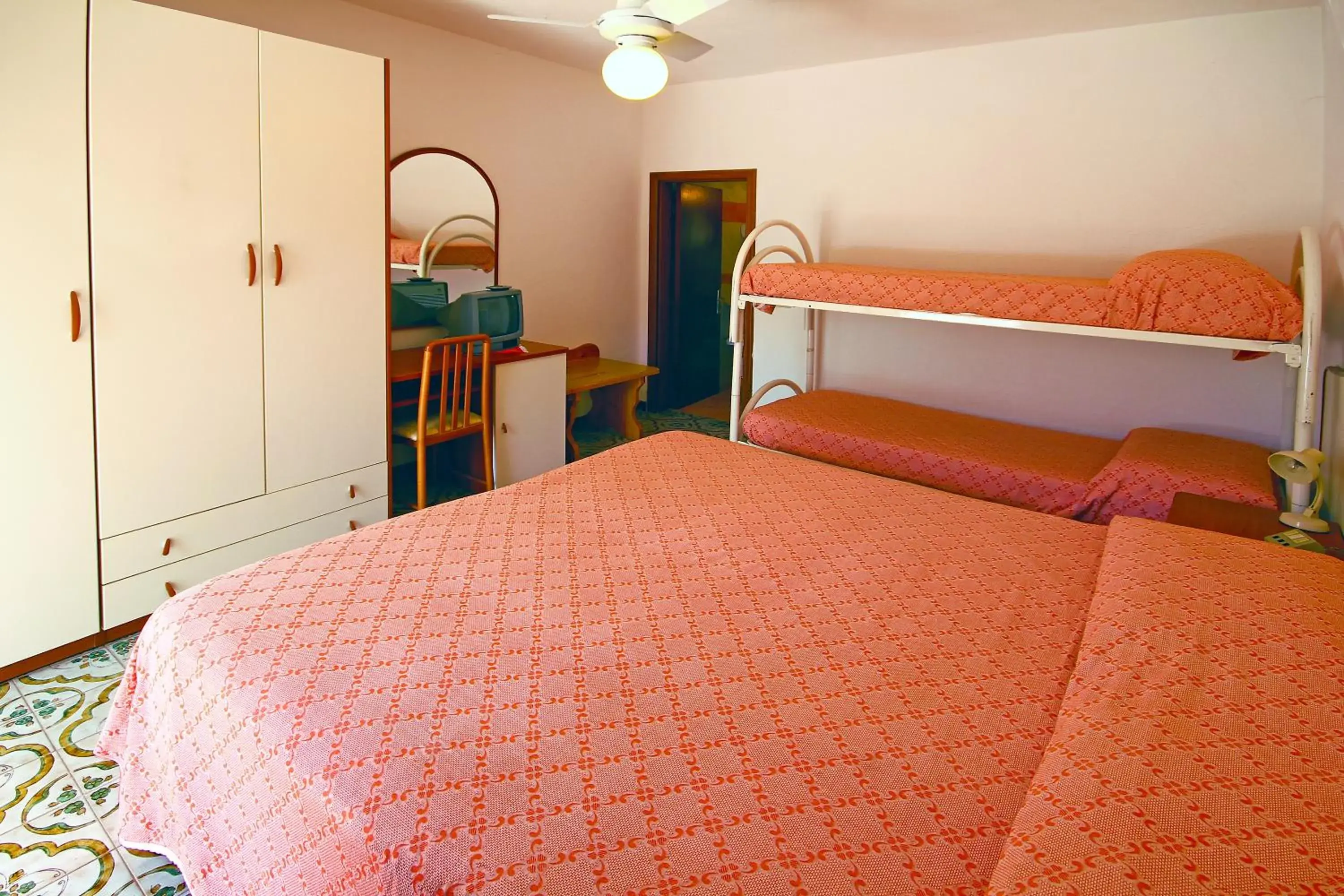 Photo of the whole room, Bunk Bed in Hotel Park Calitto