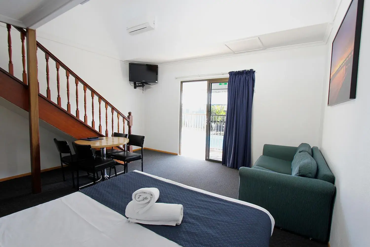 Living room, Seating Area in Blue Shades Motel