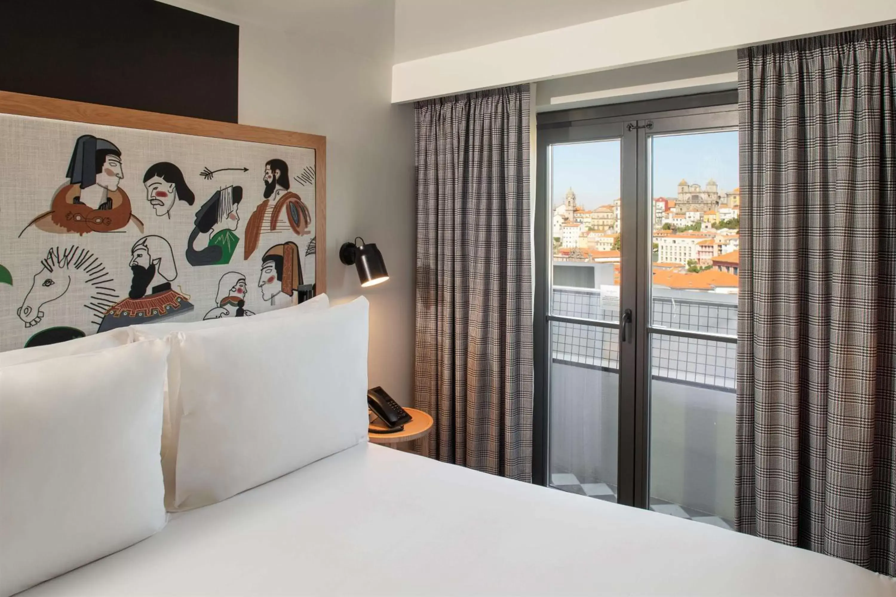 Bed in Se Catedral Hotel Porto, Tapestry Collection By Hilton