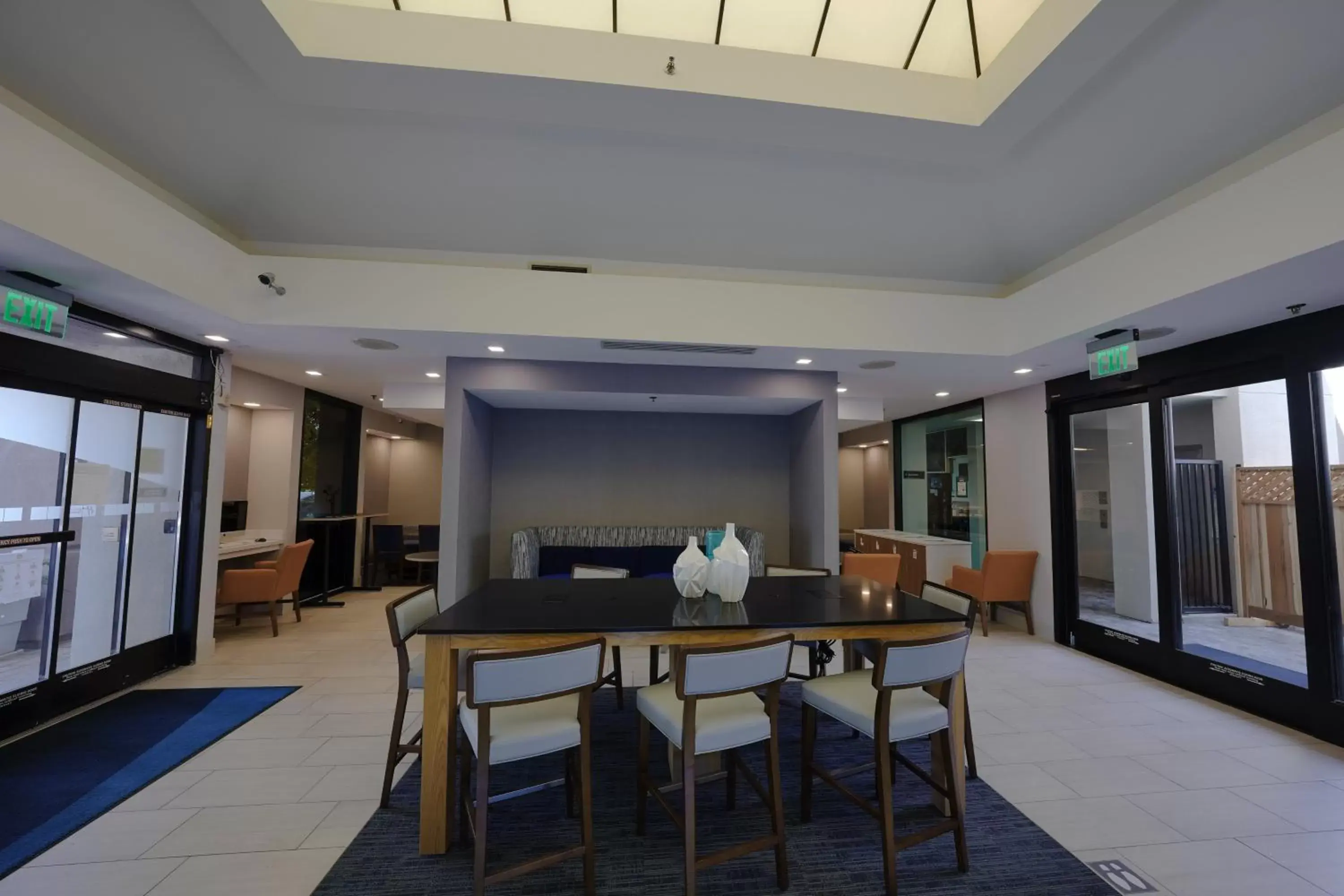 Lobby or reception in Holiday Inn Express Hotel & Suites Santa Clara - Silicon Valley, an IHG Hotel