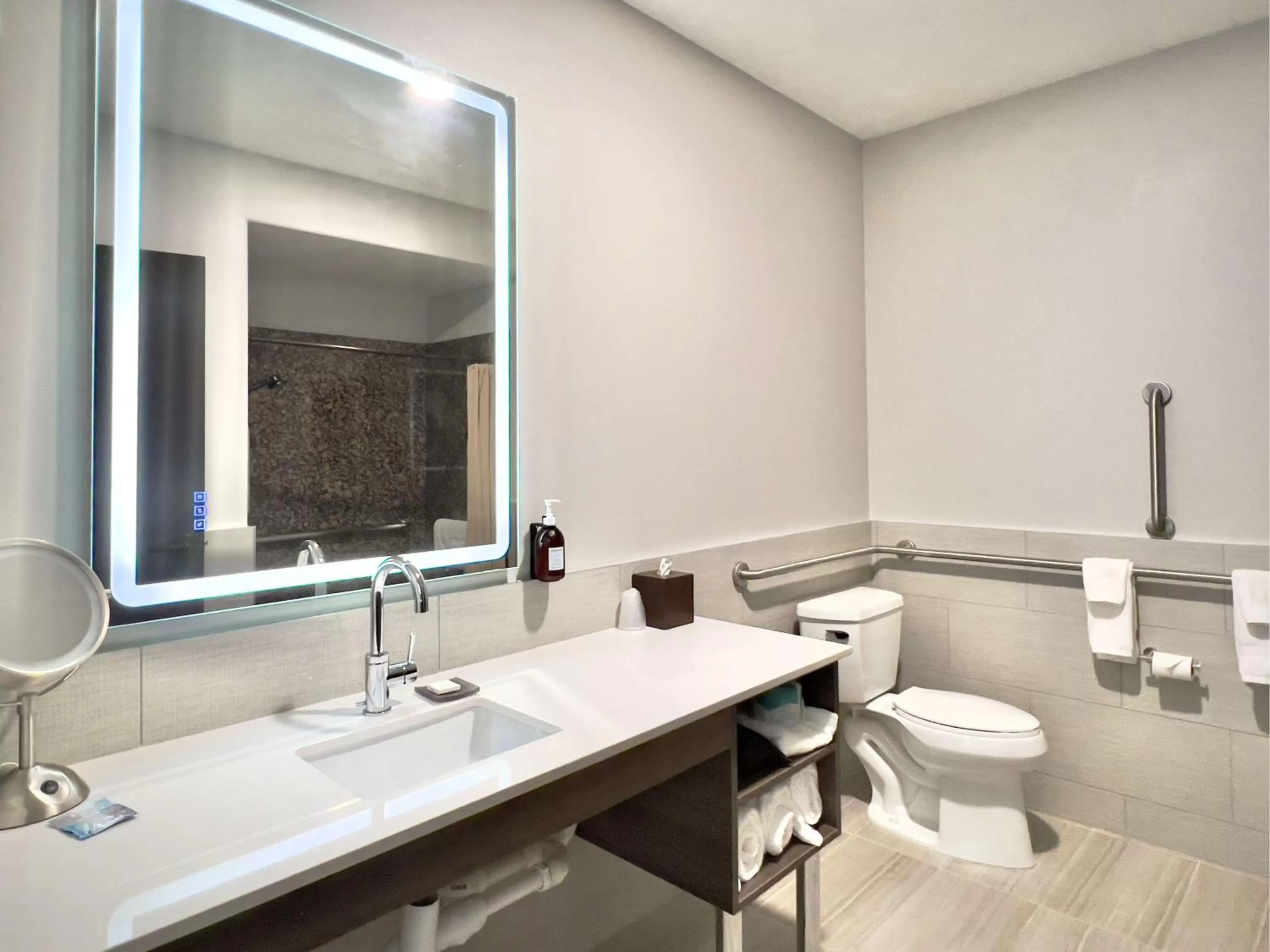 Bathroom in The Oread Lawrence, Tapestry Collection by Hilton