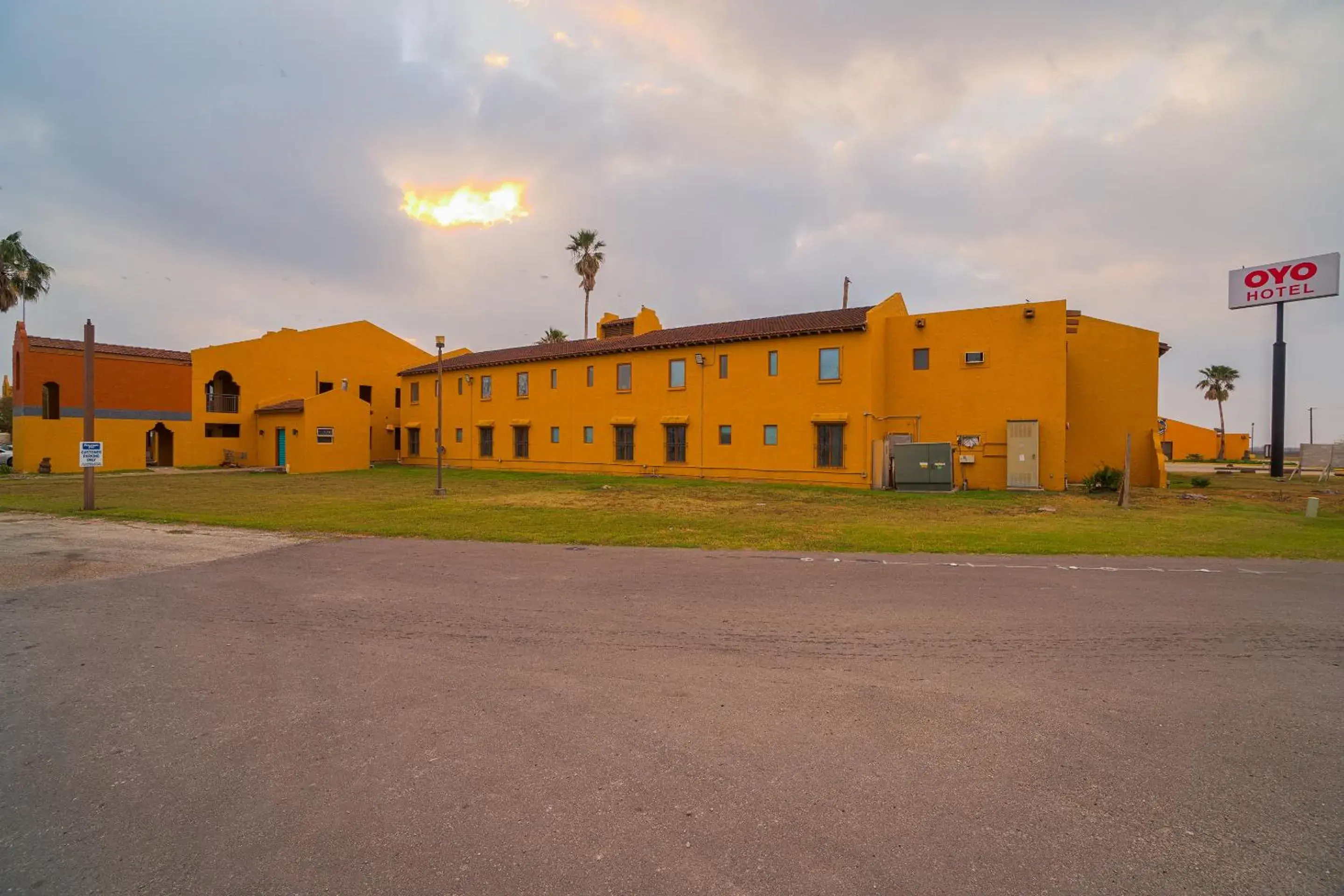 Facade/entrance, Property Building in OYO Hotel Kingsville - Hwy 77