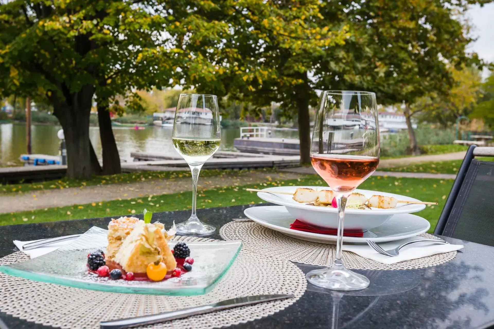 Restaurant/places to eat in Duna Garden Hotel Restaurant/places to eat in Duna Garden Hotel