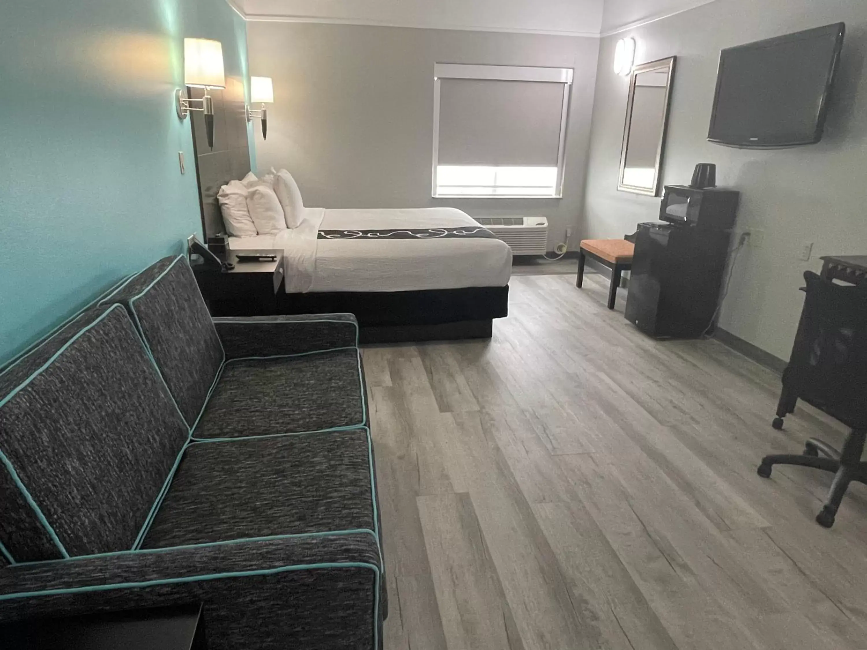 Bedroom, Bed in La Quinta Inn Suites by Wyndham Raymondville Harlingen