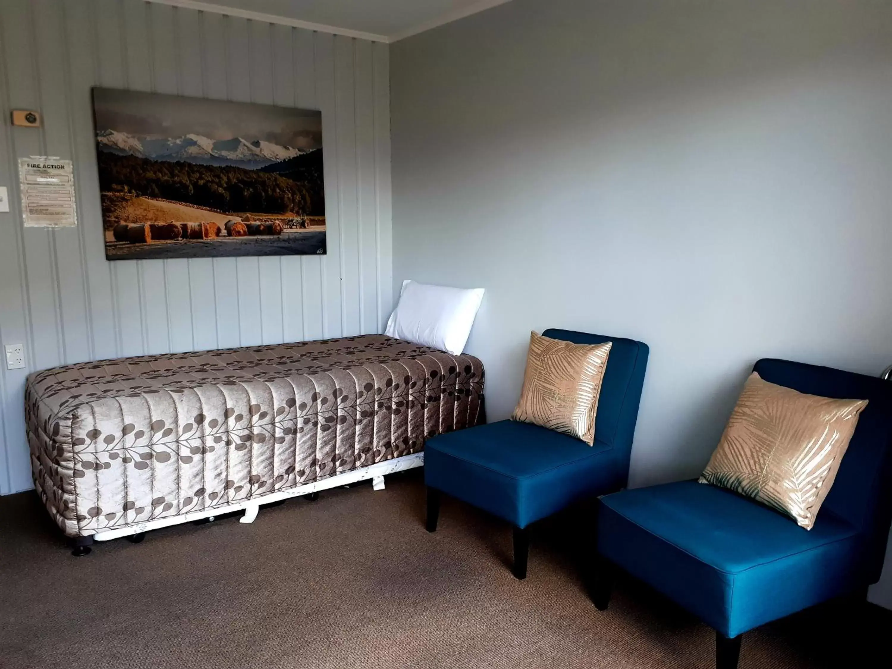 Living room, Seating Area in Edgewater Motel