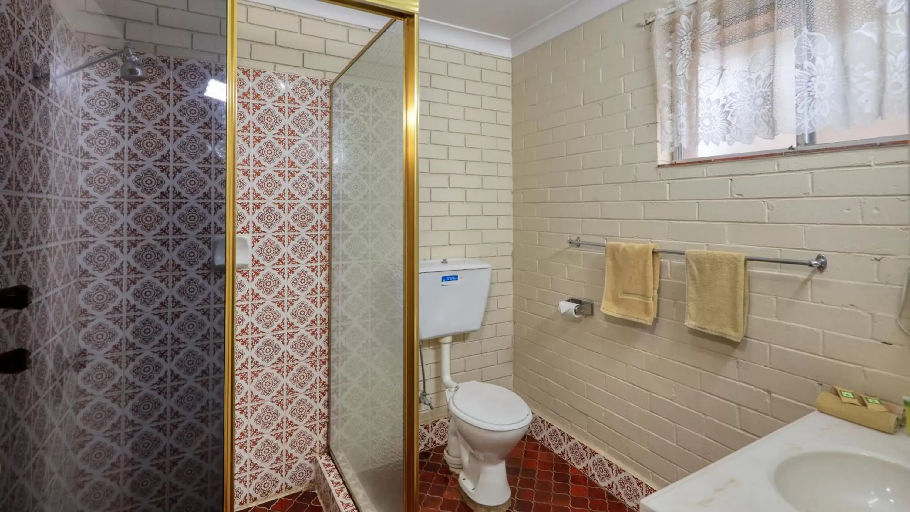 towels, Bathroom in Matthew Flinders Motor Inn