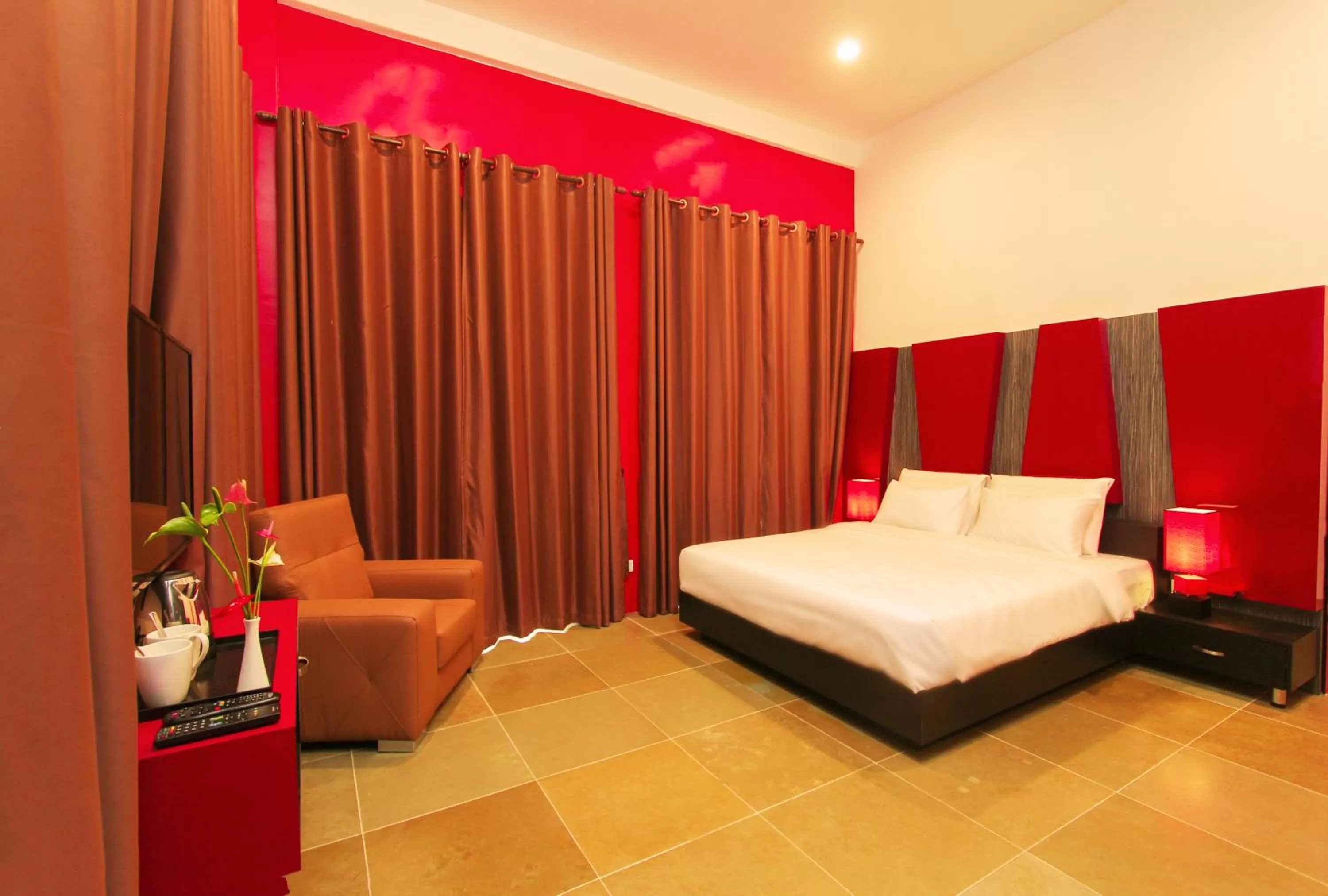 Photo of the whole room, Bed in Harmony Valley Retreat