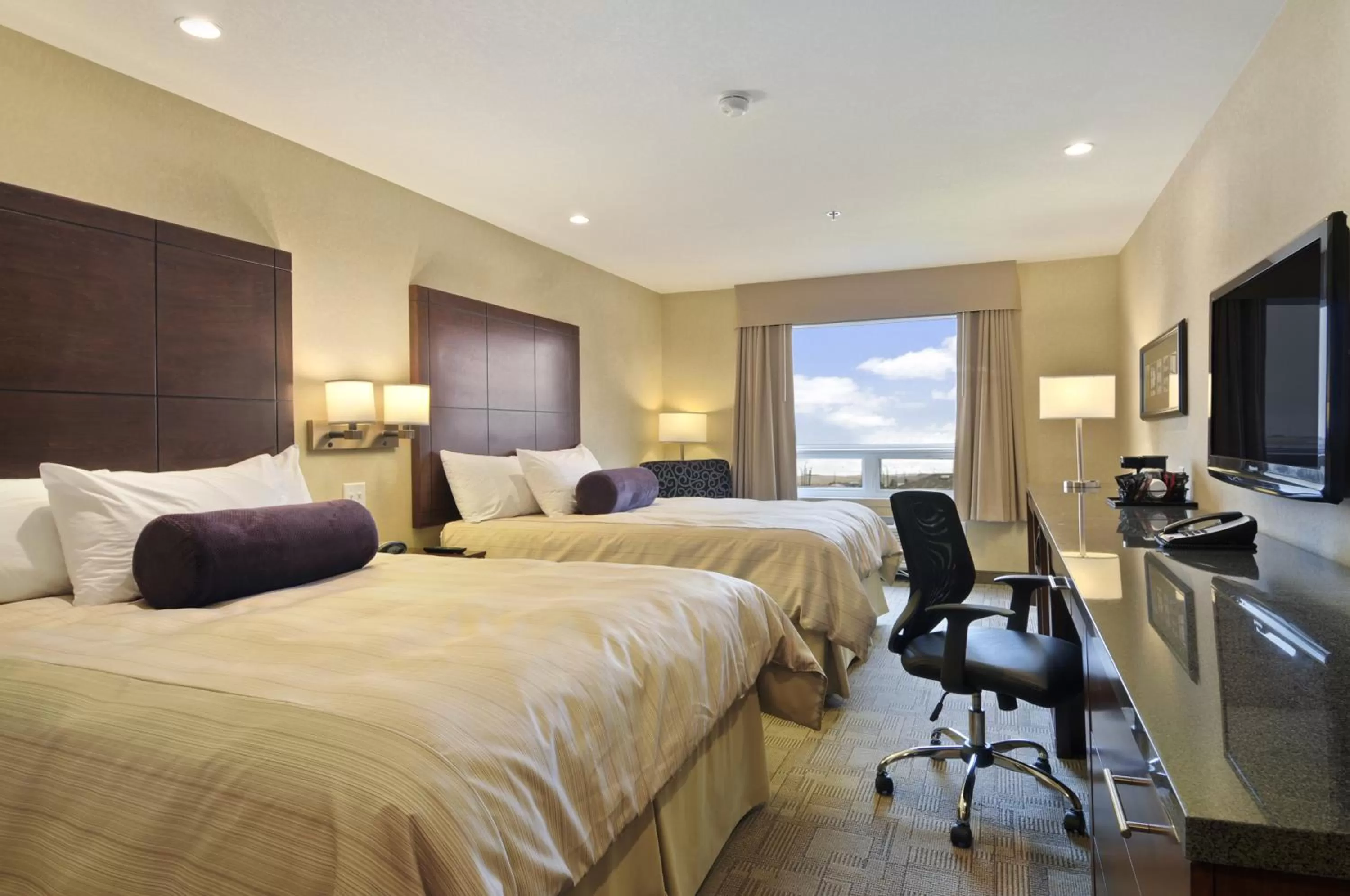 Bedroom, Bed in Days Inn by Wyndham Regina Airport West