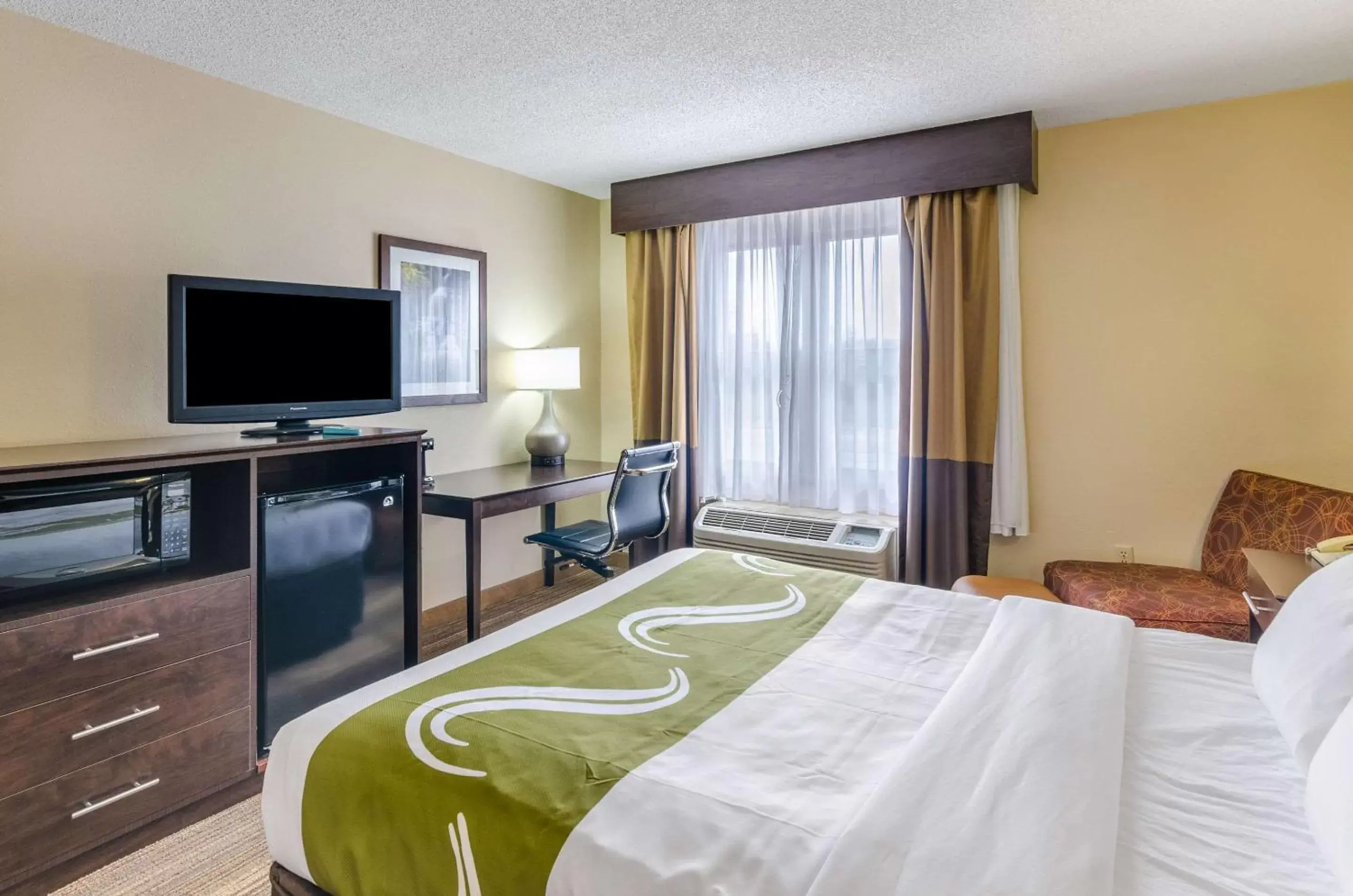 Photo of the whole room, Bed in Quality Inn Radford-West Blacksburg I-81