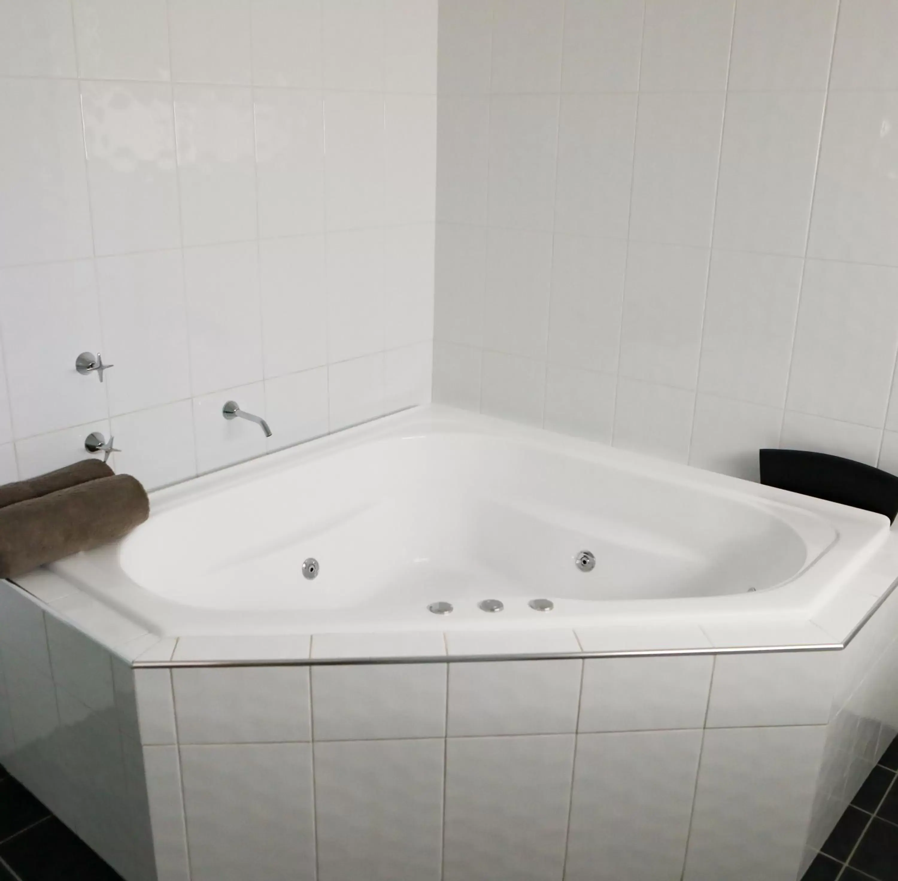 Hot Tub, Bathroom in Akuna Motor Inn and Apartments