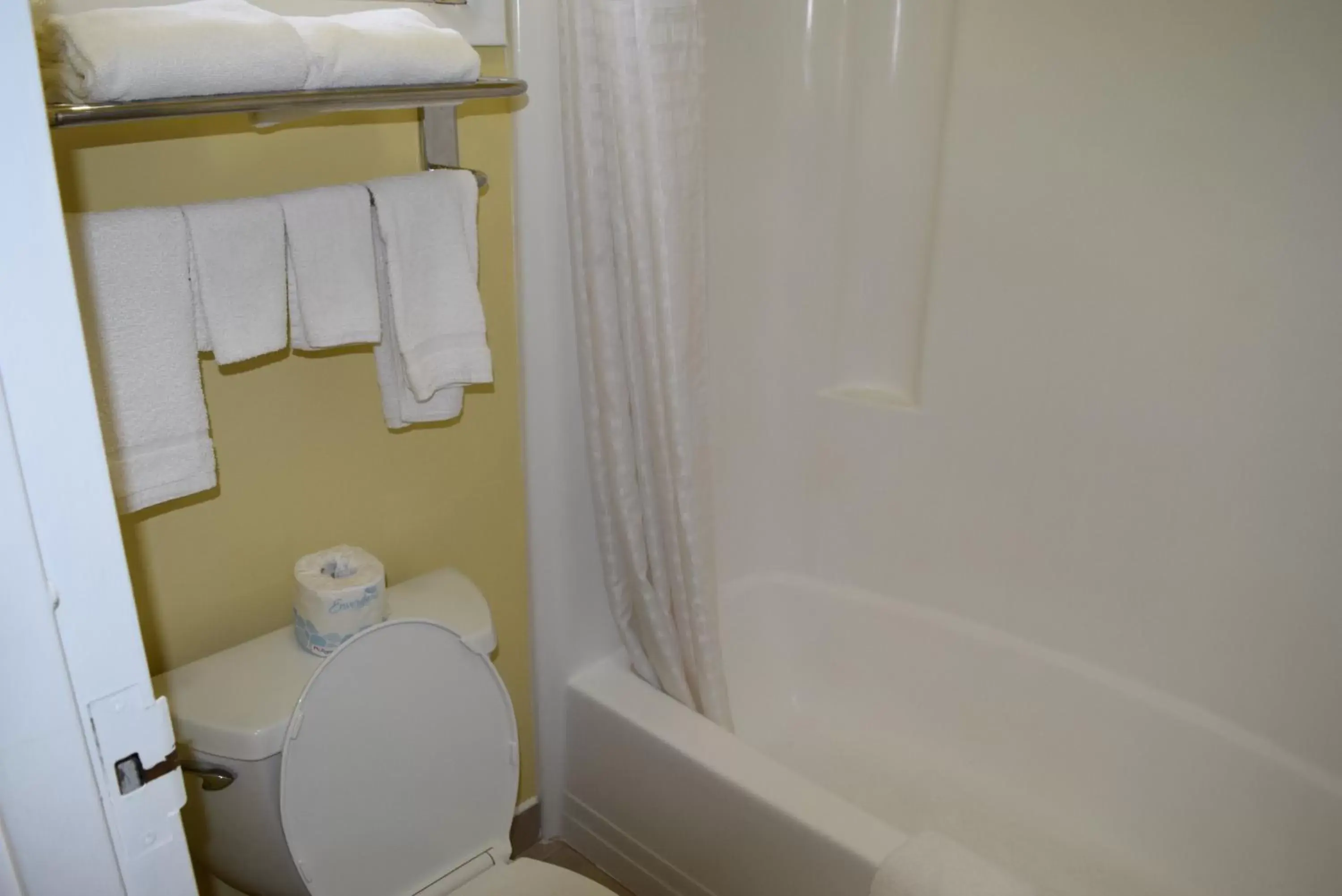 Bathroom in White Oaks Motel Pennsville/Carneys Point