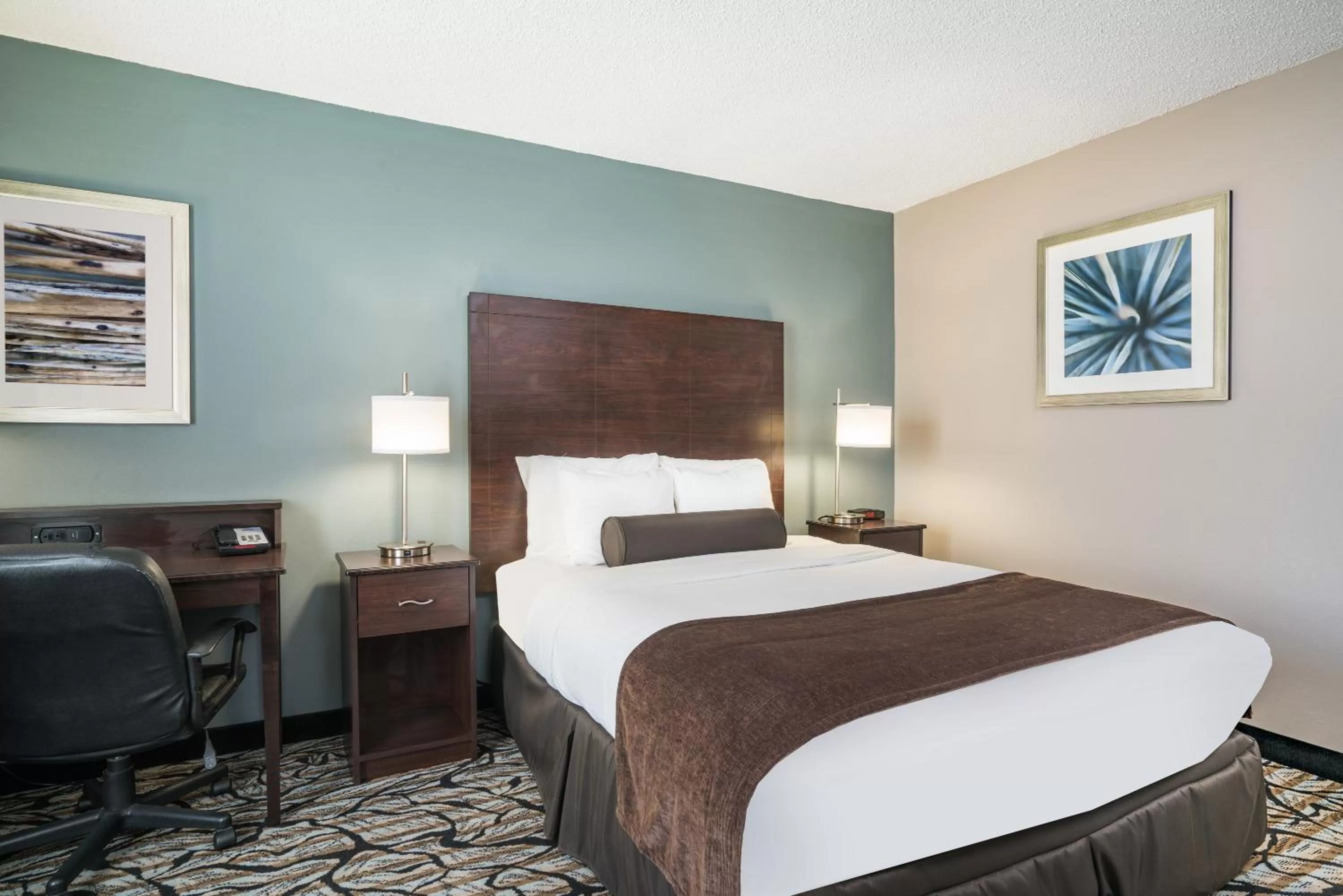 Bed in Days Inn & Suites by Wyndham Wausau