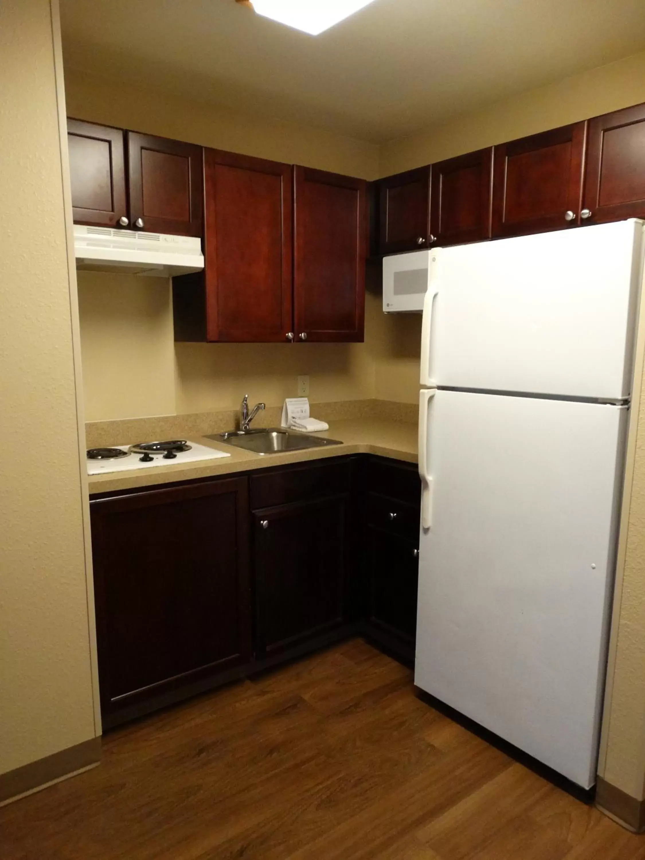 Kitchen or kitchenette, Kitchen/Kitchenette in Extended Stay America Suites - Portland - Hillsboro