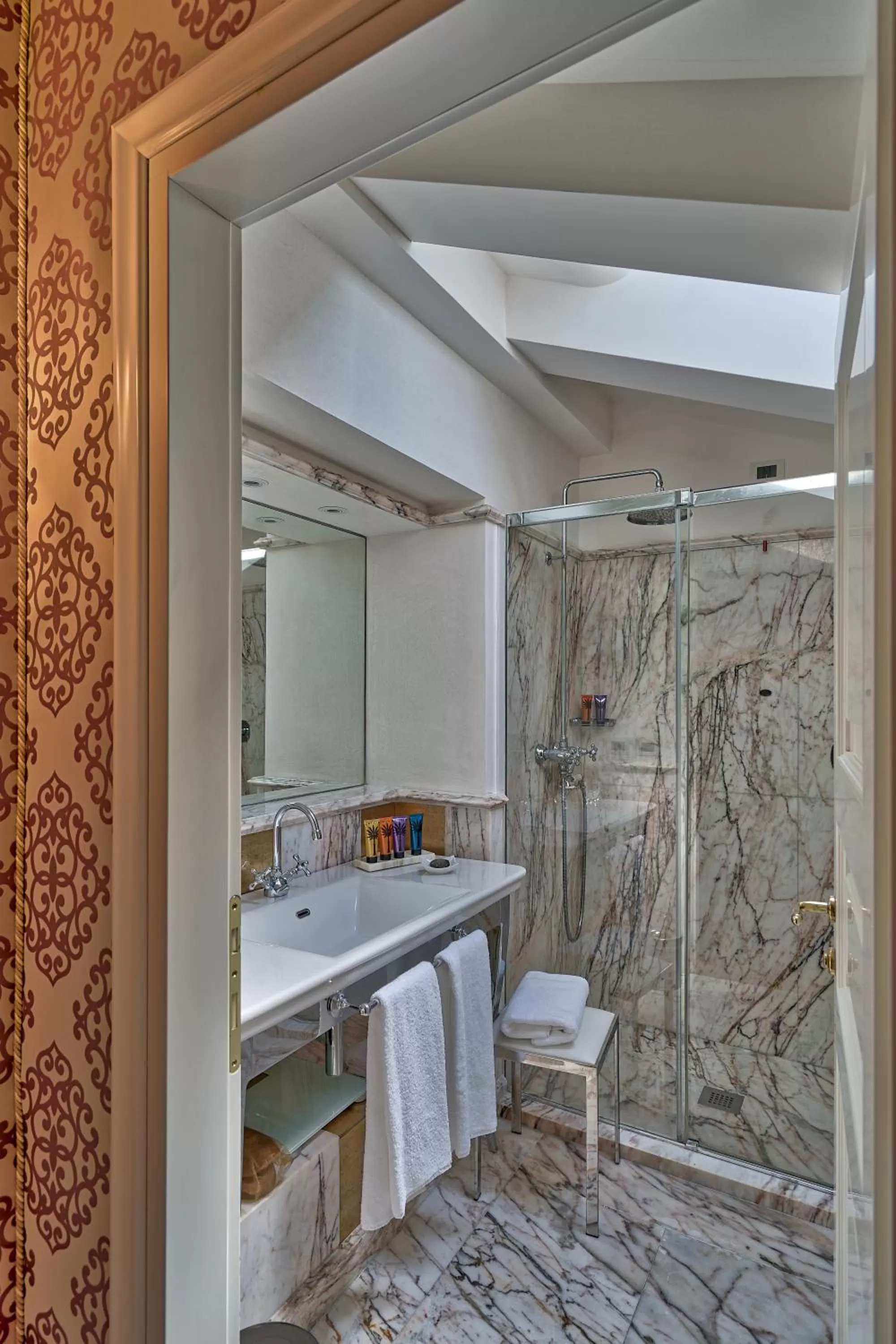 Shower in Londra Palace Venezia