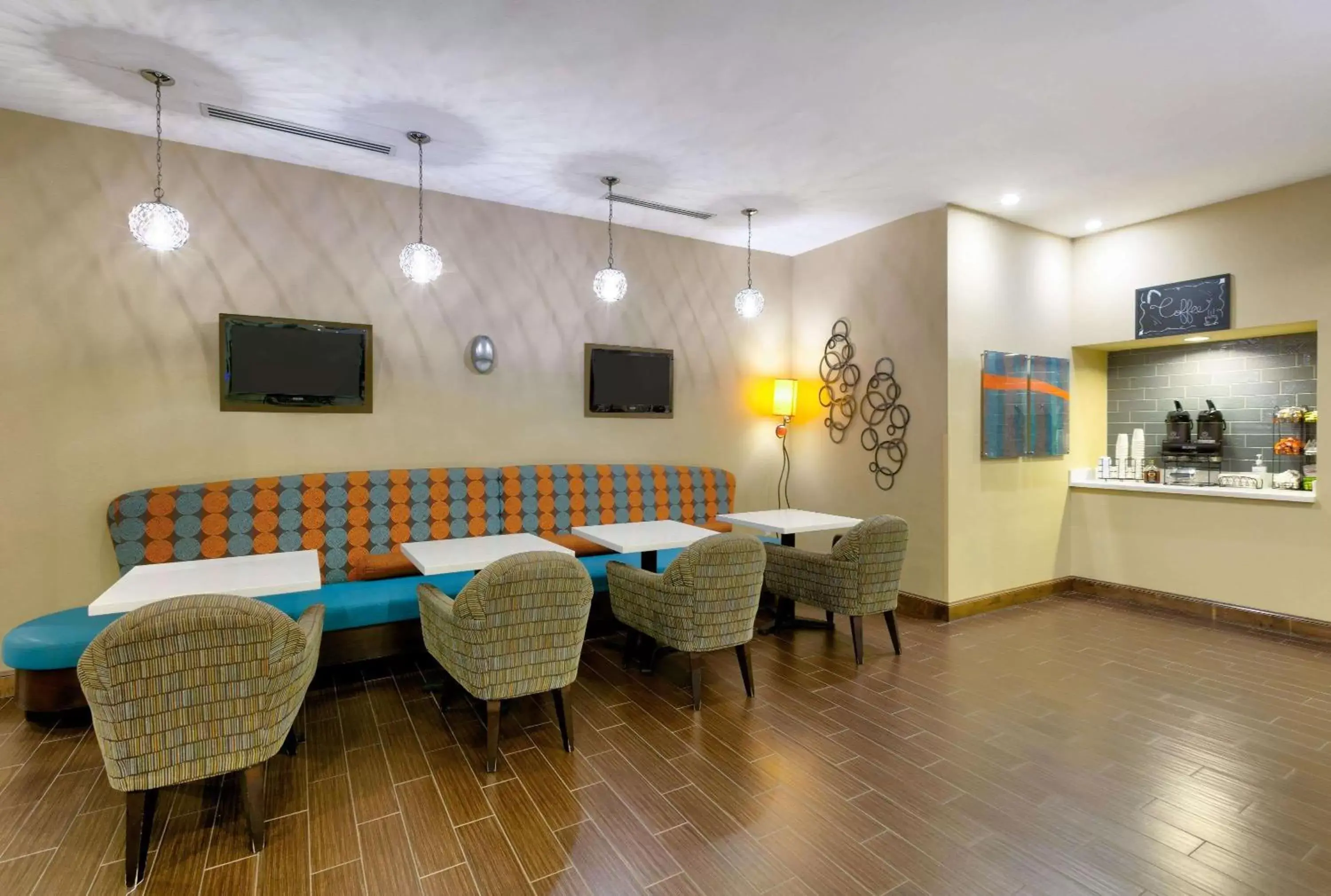 Lobby or reception in La Quinta by Wyndham Clinton Historic Route 66 Lobby or reception in La Quinta by Wyndham Clinton Historic Route 66