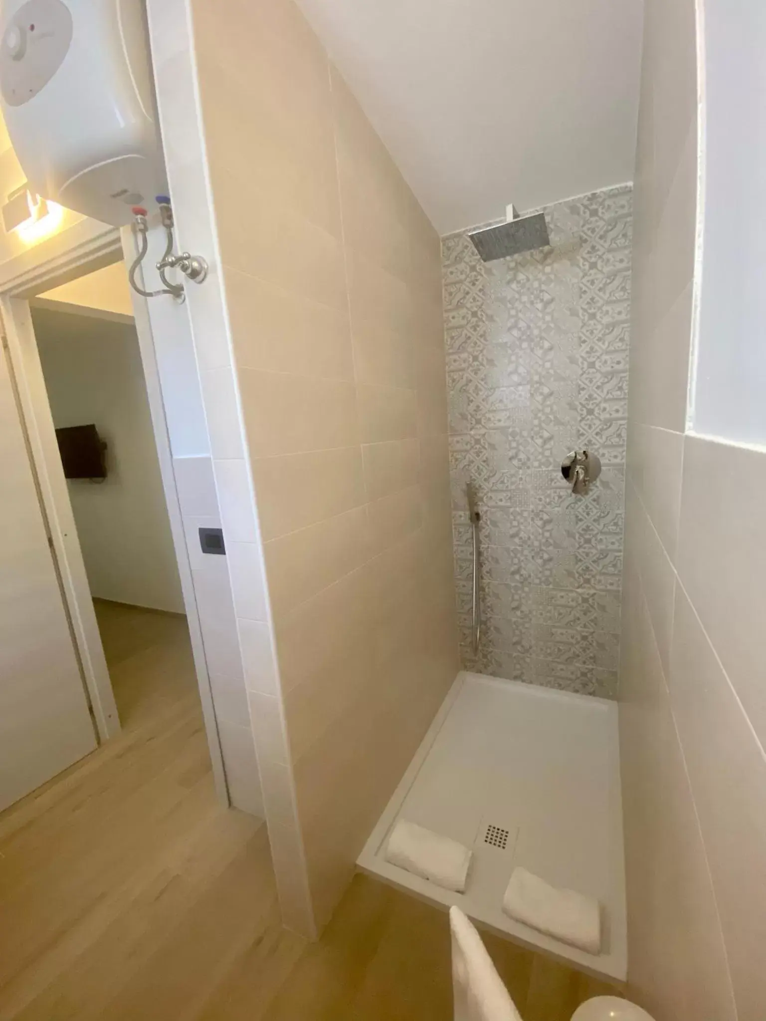 Shower, Bathroom in Marina Bay Suites